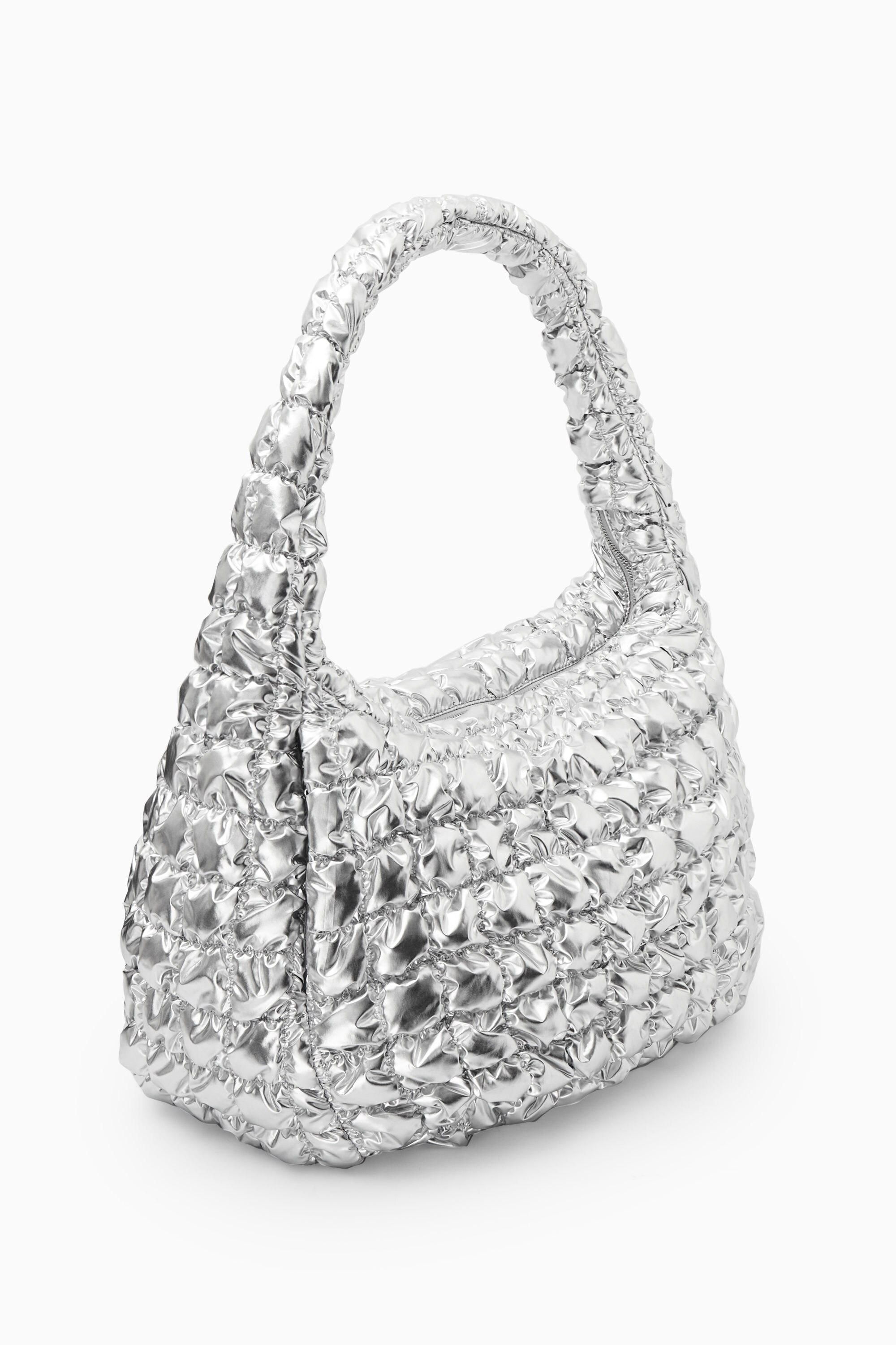 COS シルバー クッションハンドバッグ OVERSIZED QUILTED CROSSBODY BAG - SILVER | COS AU