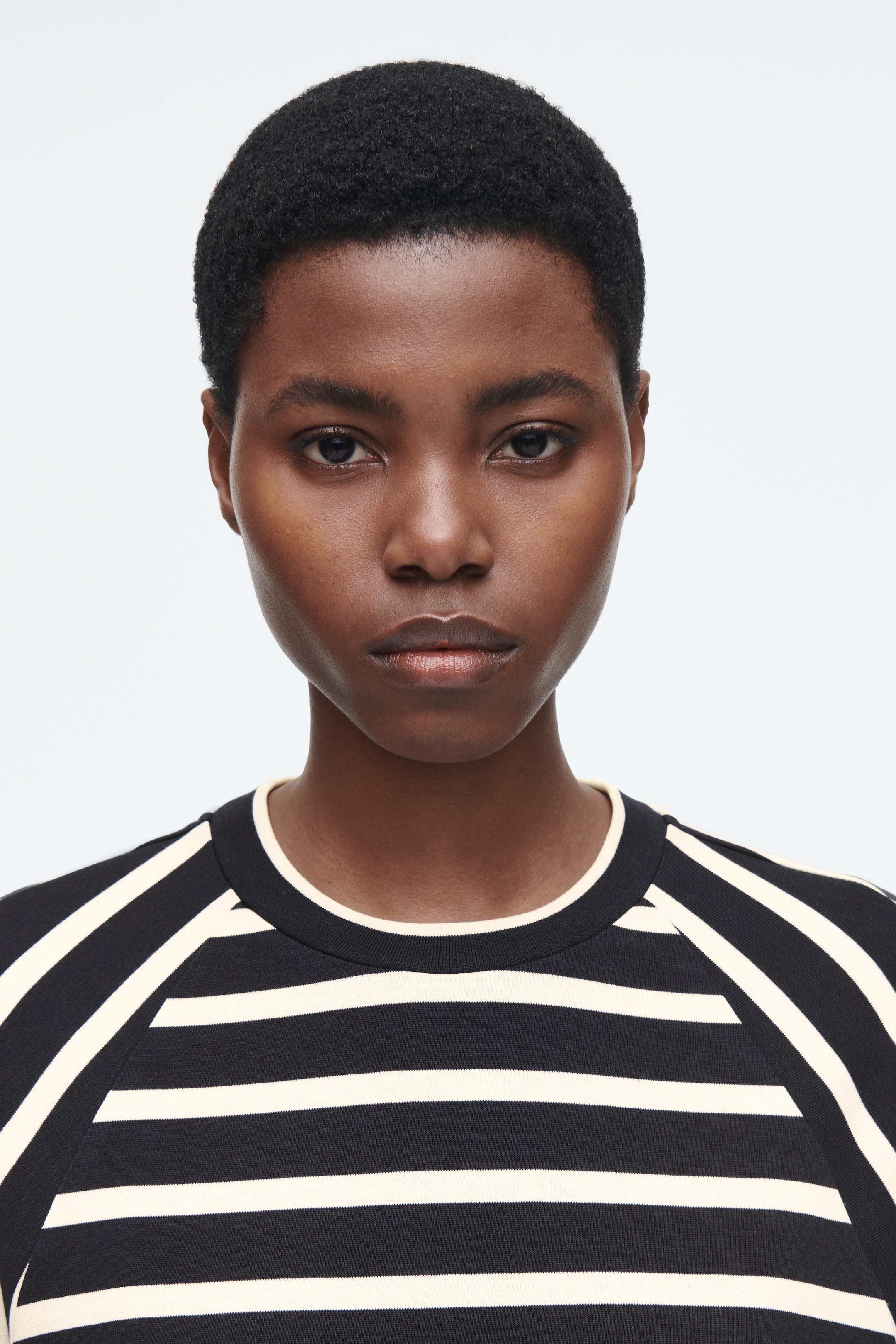 Grotere afbeelding bekijken: JERSEY MIDI KOLOM JURK - MARINE / GESTREEPT - DAMES | H&M BE 5