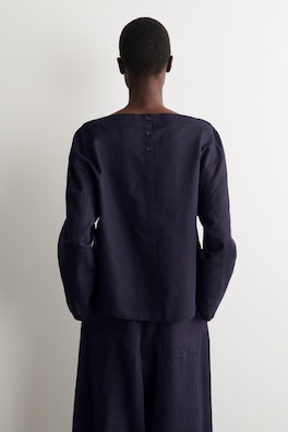BOAT-NECK LINEN BLOUSE — NAVY 4