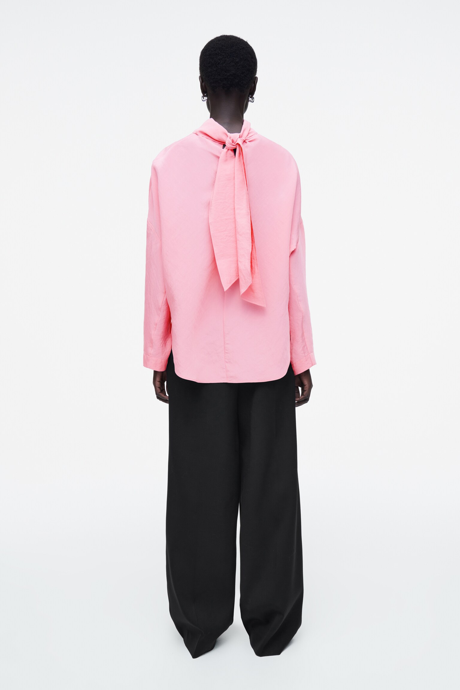 BLOUSE À DÉCOUPE CIRCULAIRE ET ENCOLURE À NOUER - ROSE - 4
