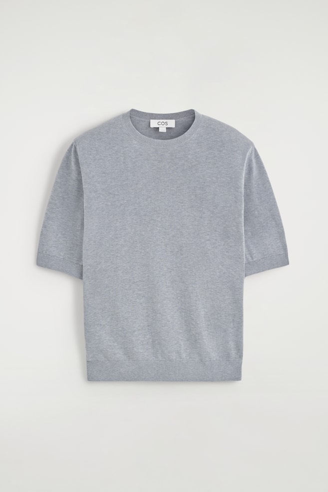 T-SHIRT I SILKE-BOMULD MED SKULPTEREDE SKULDRE - MELERET GRÅ - 1