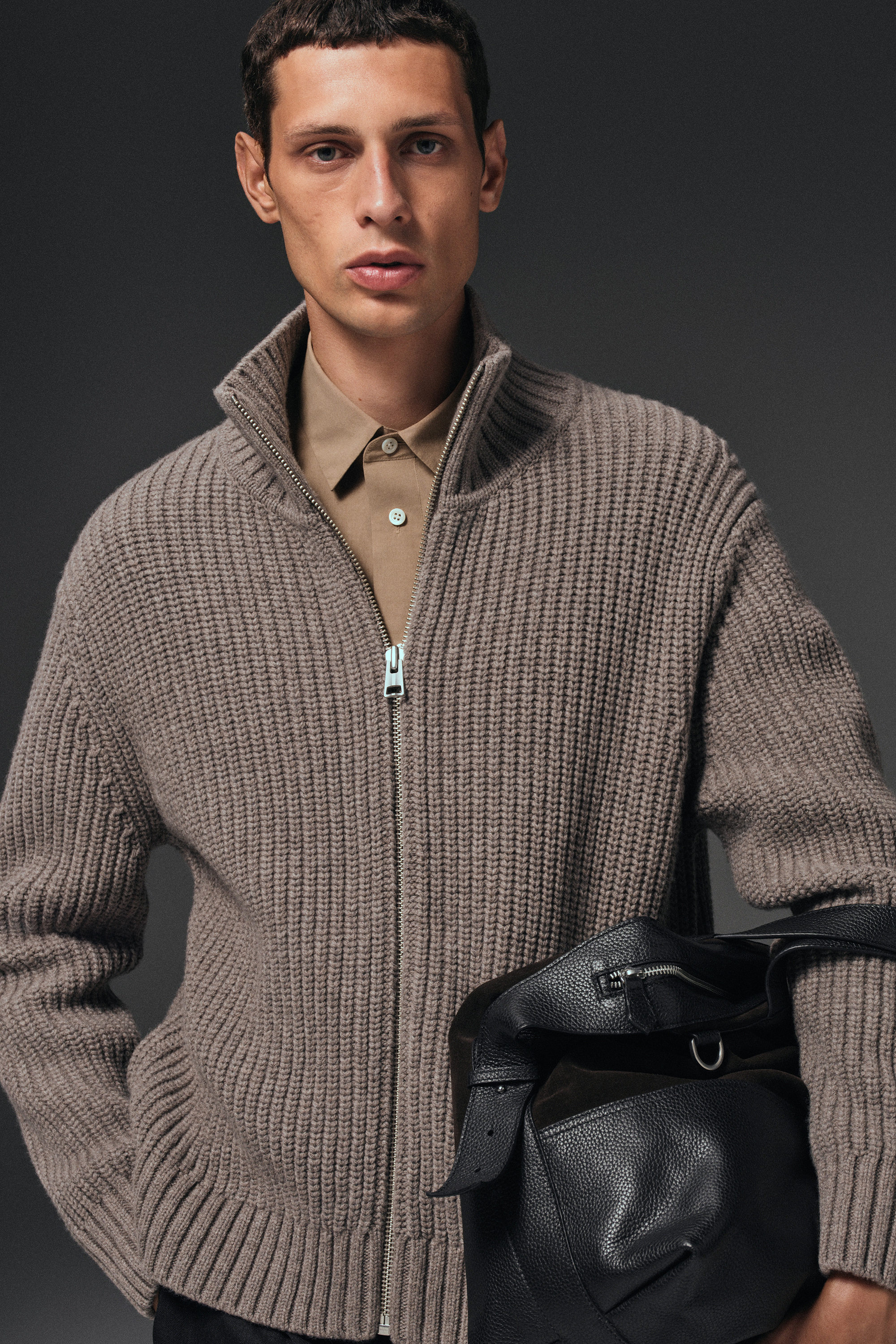 KURTKA Z WEŁNIANEJ DZIANINY Z WYSOKIM KOŁNIERZEM - PIASKOWY