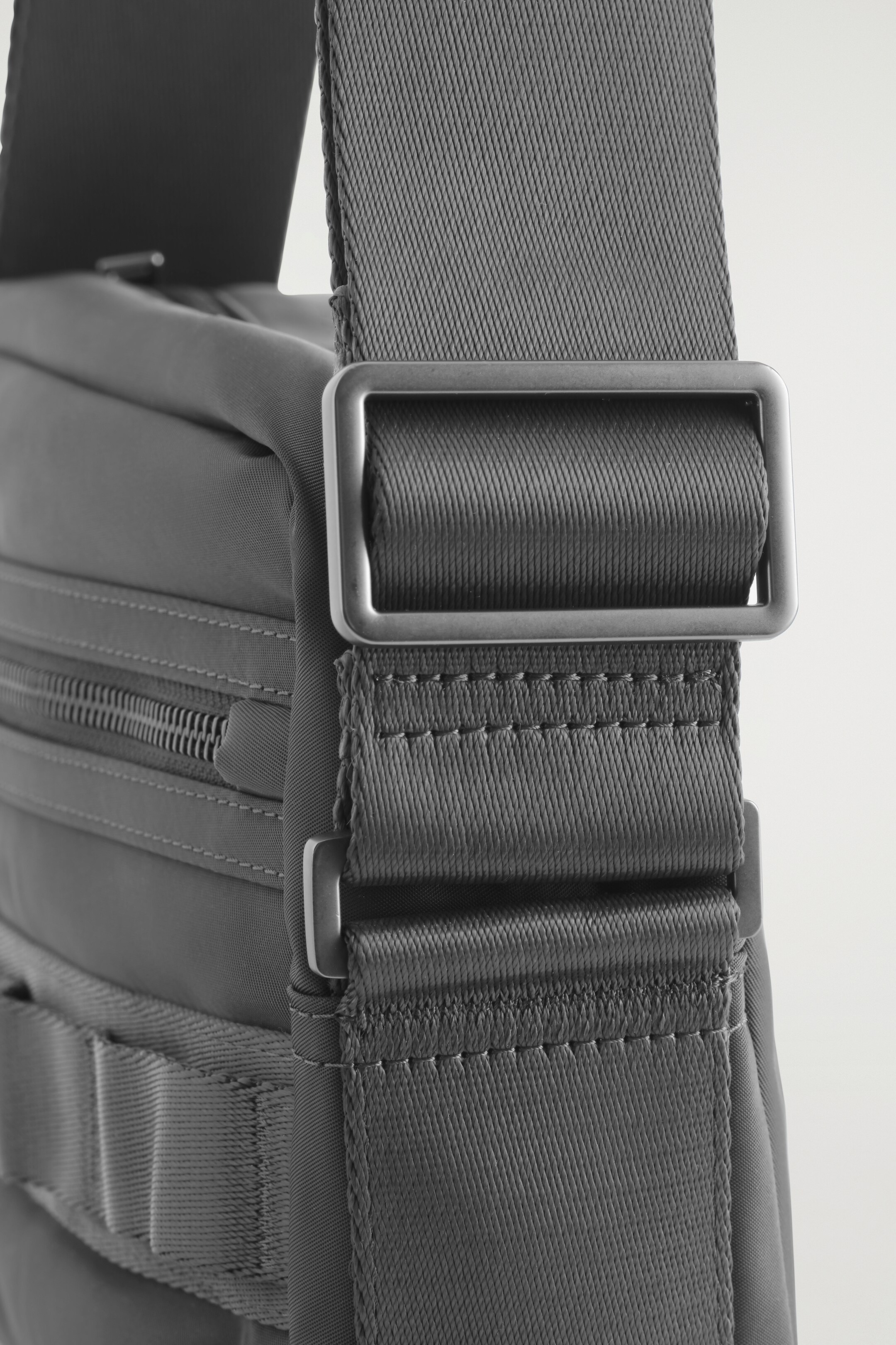 Visa större bild: TRANSIT CROSSBODY-VÄSKA I NYLON - GRÅ - HERR | H&M SE 5