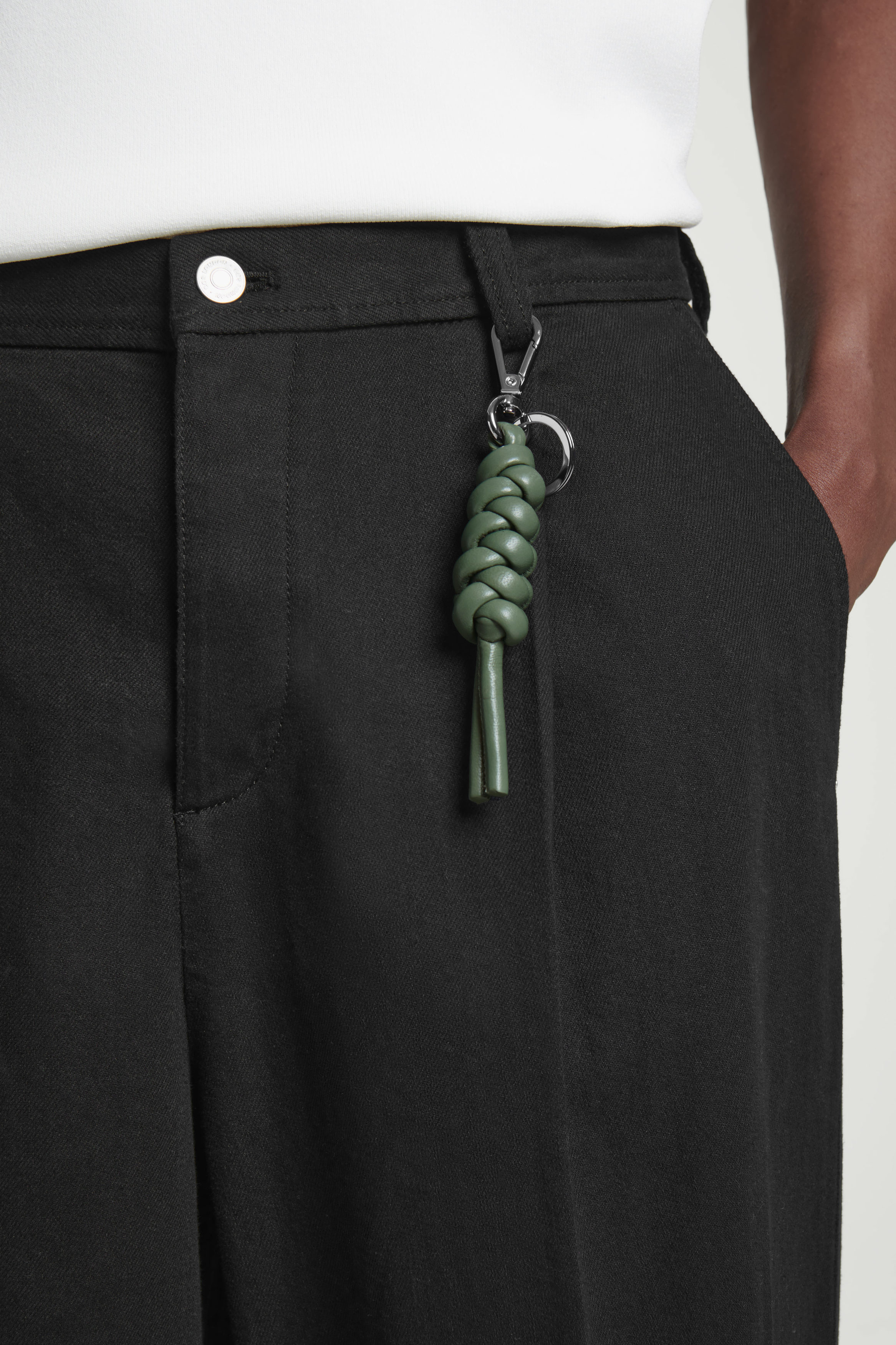 CHUNKY KNOTTED LEATHER KEYRING - GREEN | COS