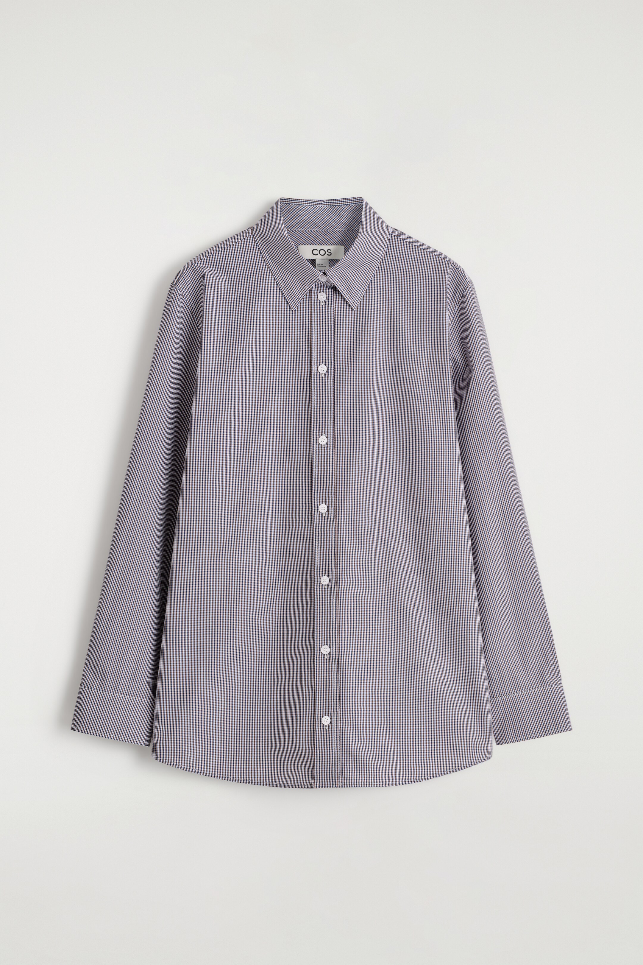 Agrandir l'image: Une chemise grise est présentée en vue de FACE, avec un petit motif à carreaux vichy. Elle est conçue avec un col pointu, des manches longues, des poignets boutonnés et une patte de boutonnage complète sur le devant.