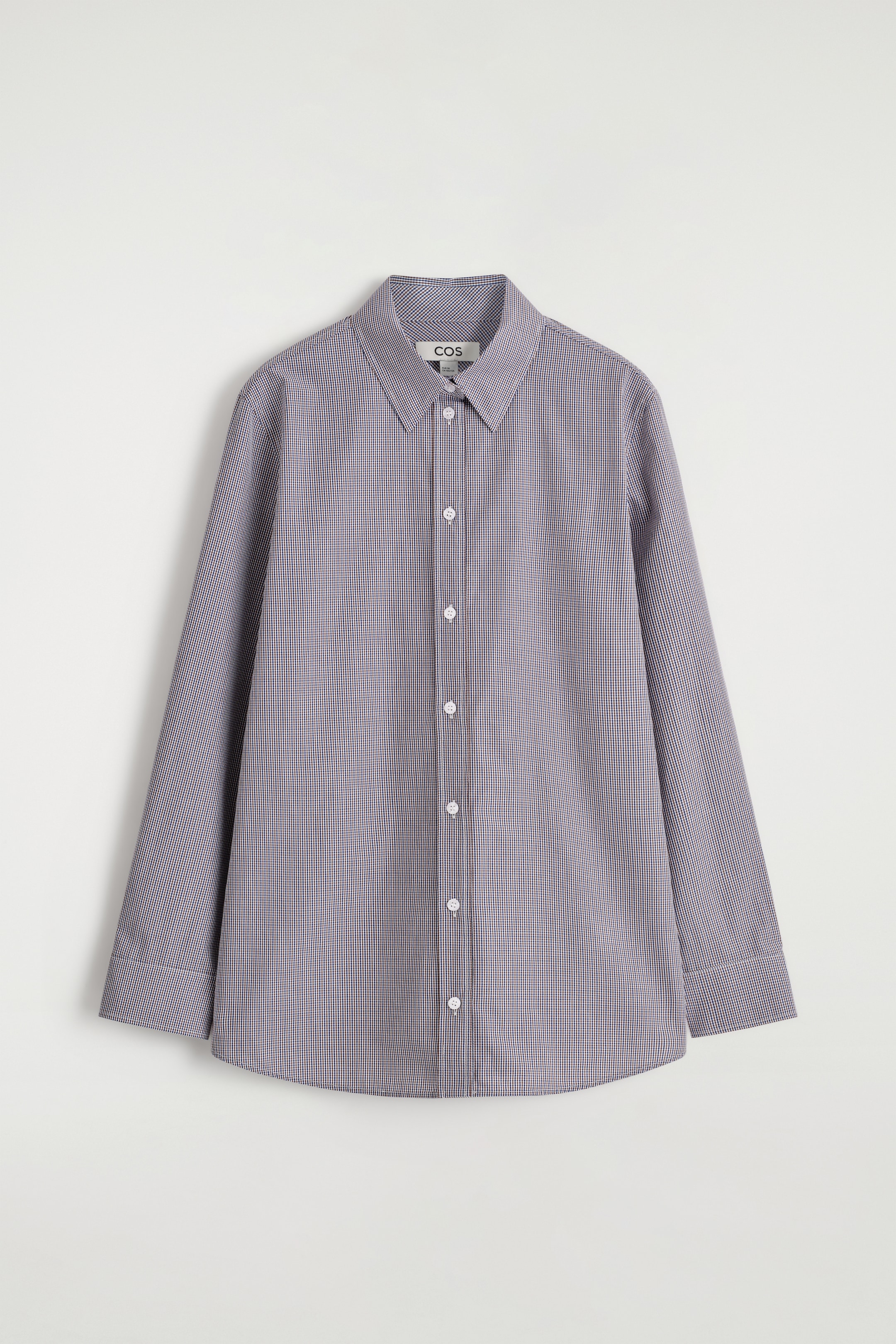 Visualizza immagine più grande: Una camicia grigia è esposta in vista FRONTALE, caratterizzata da un piccolo motivo a quadretti gingham. È progettata con un colletto a punta, maniche lunghe, polsini con bottoni e un'abbottonatura completa sul davanti.