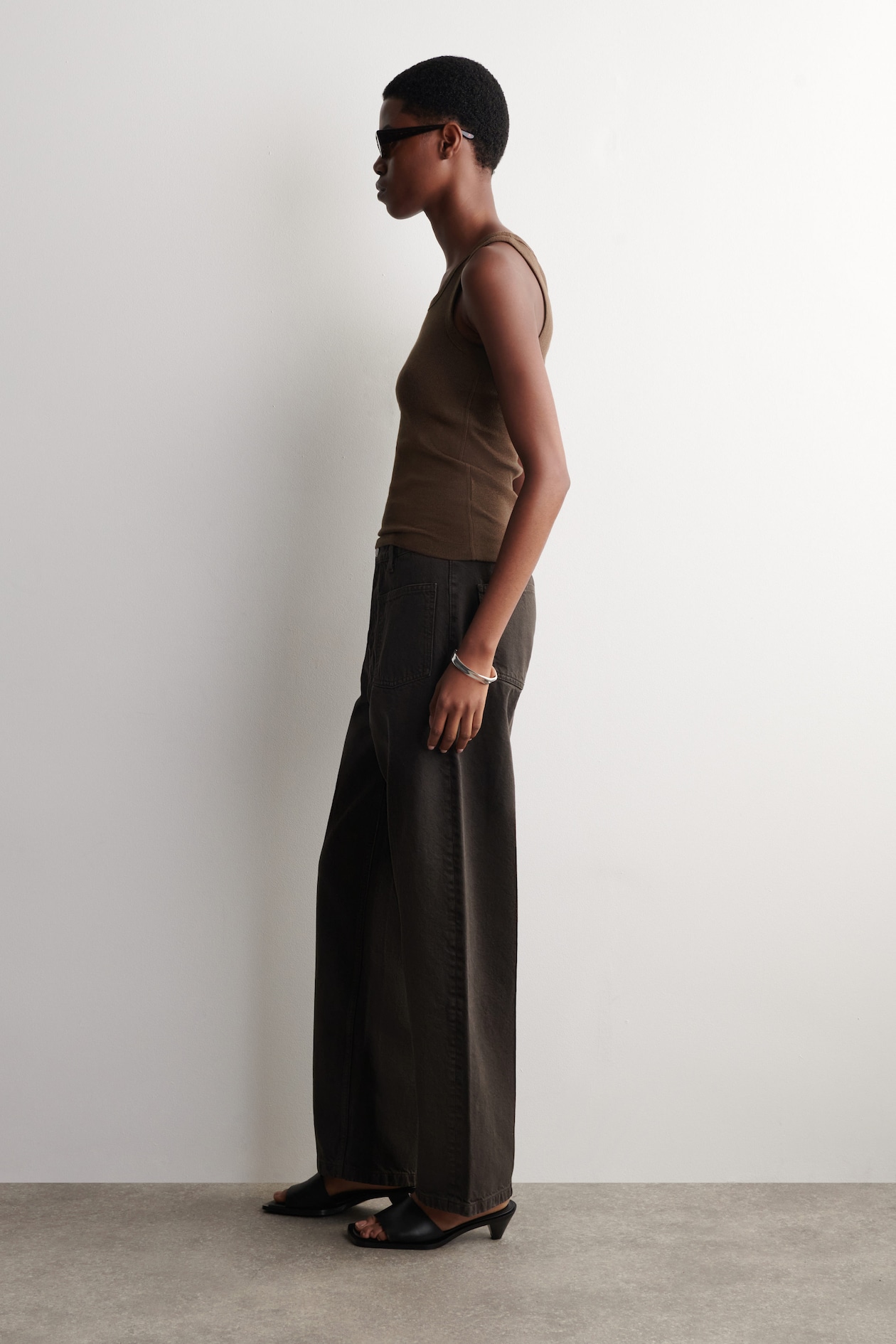 PATCH-POCKET STRAIGHT-LEG JEANS — BROWN