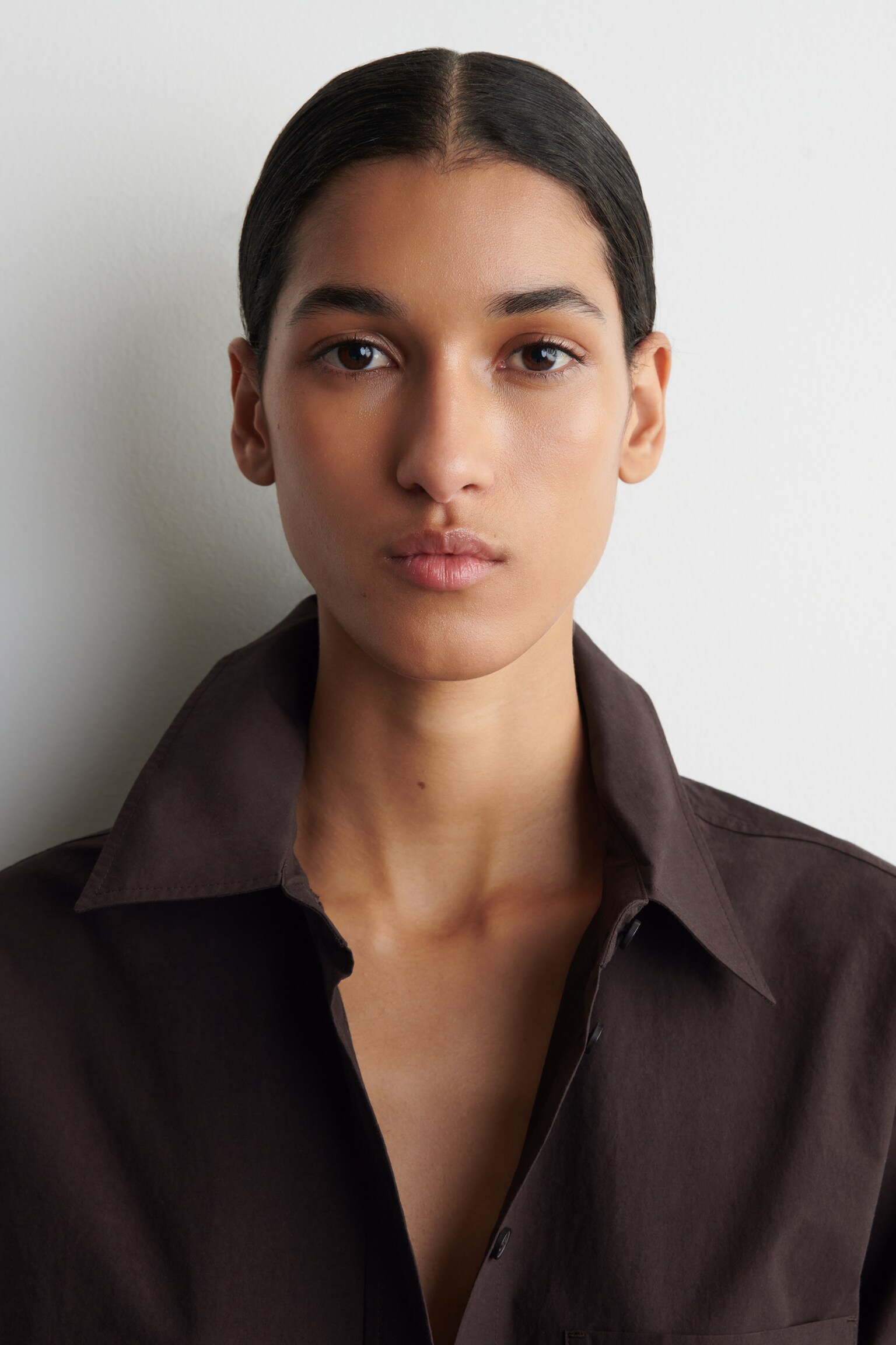 CAMISA AJUSTADA DE ALGODÃO PIMA - CASTANHO ESCURO/BRANCO/BRANCO - 6