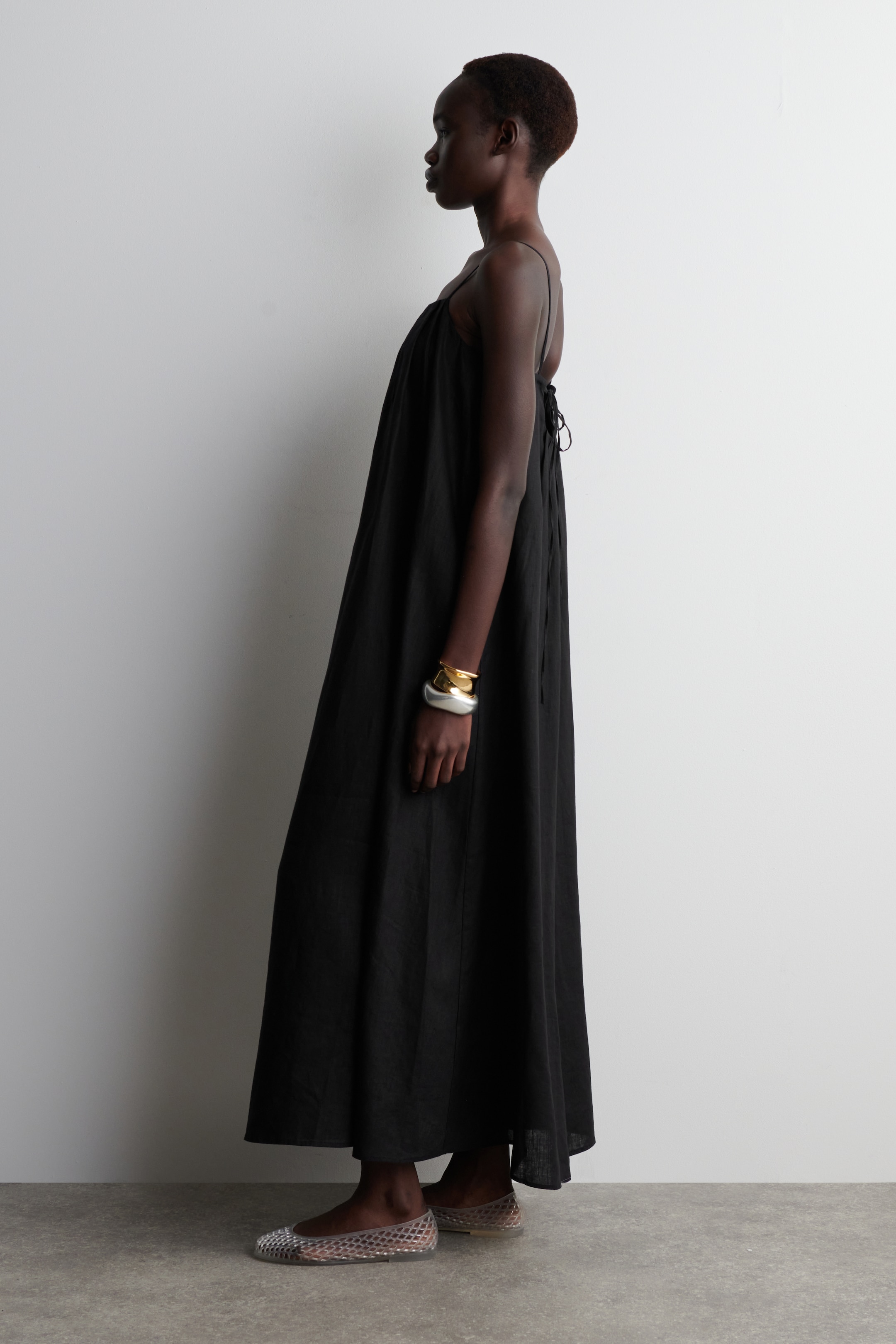 Vezi imaginea mai mare: ROCHIE MAXI PLISATĂ DIN IN - NEGRU - FEMEI | H&M RO 3