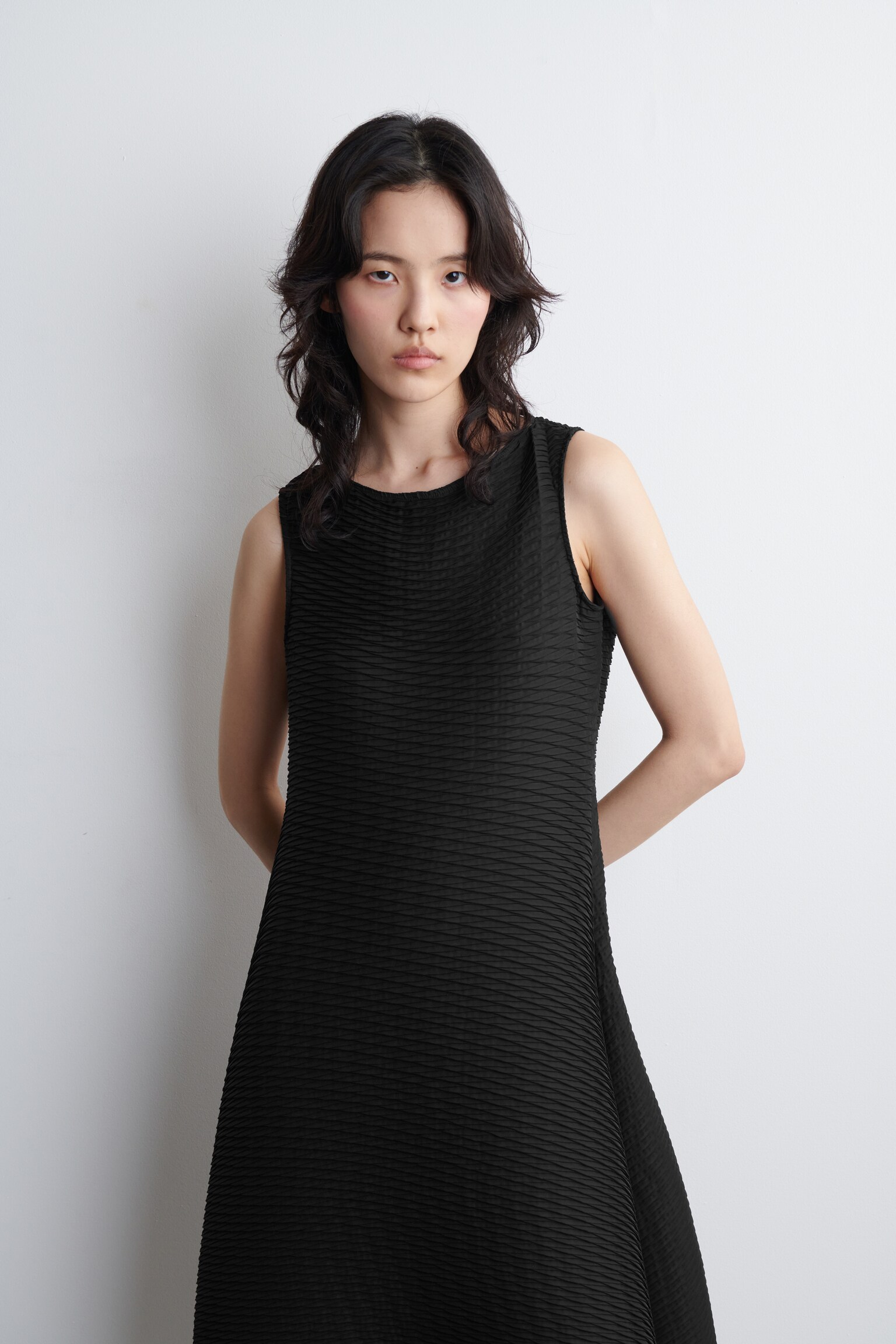 VESTIDO MIDI PLISADO VOLUMINOSO - NEGRO/ANTRACITA - 5