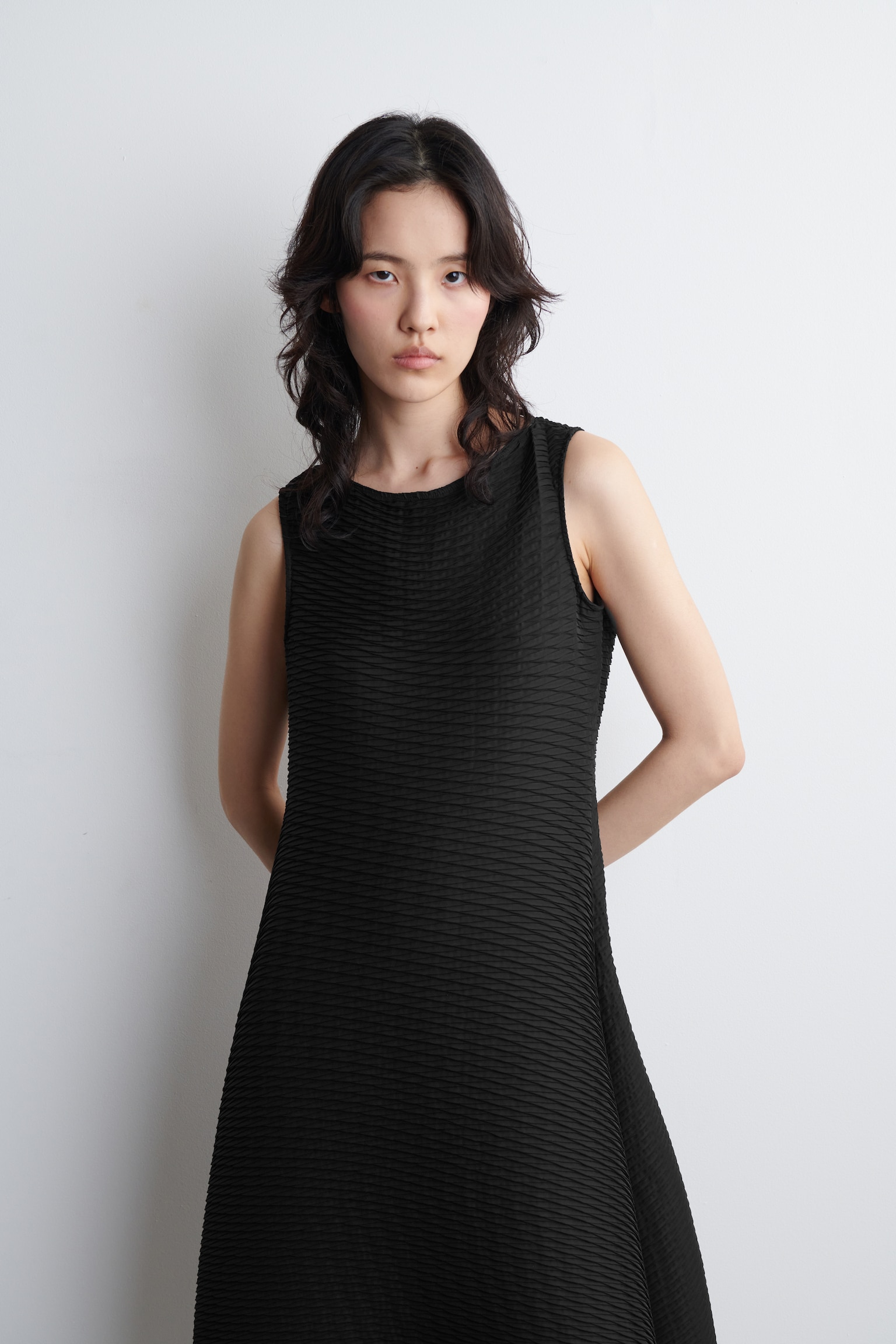 VESTIDO MIDI PLISADO VOLUMINOSO - NEGRO/ANTRACITA - 3
