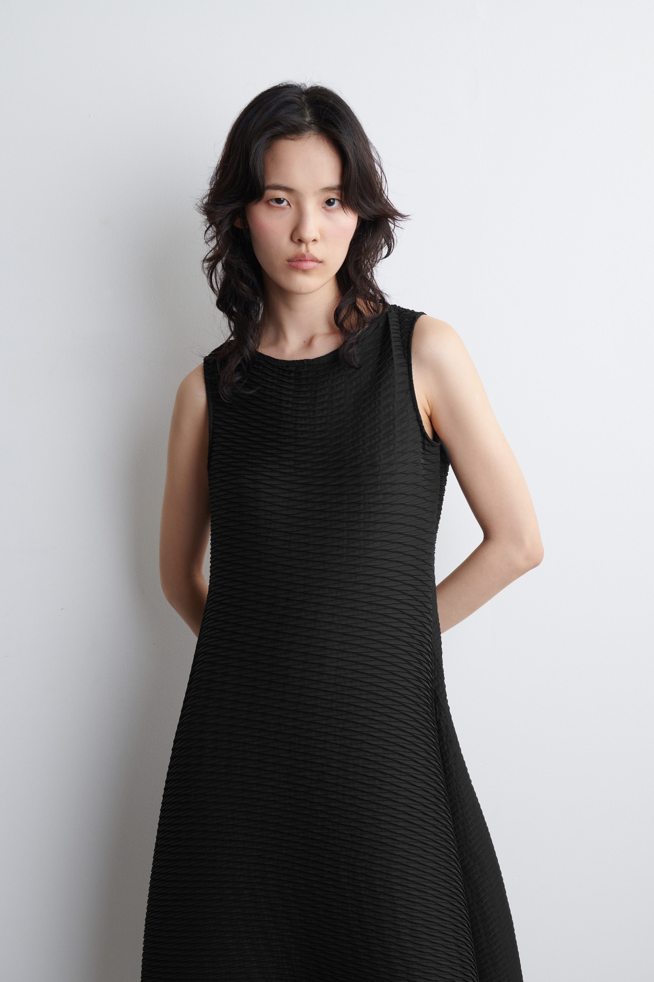 VOLUMINOUS PLEATED MIDI DRESS