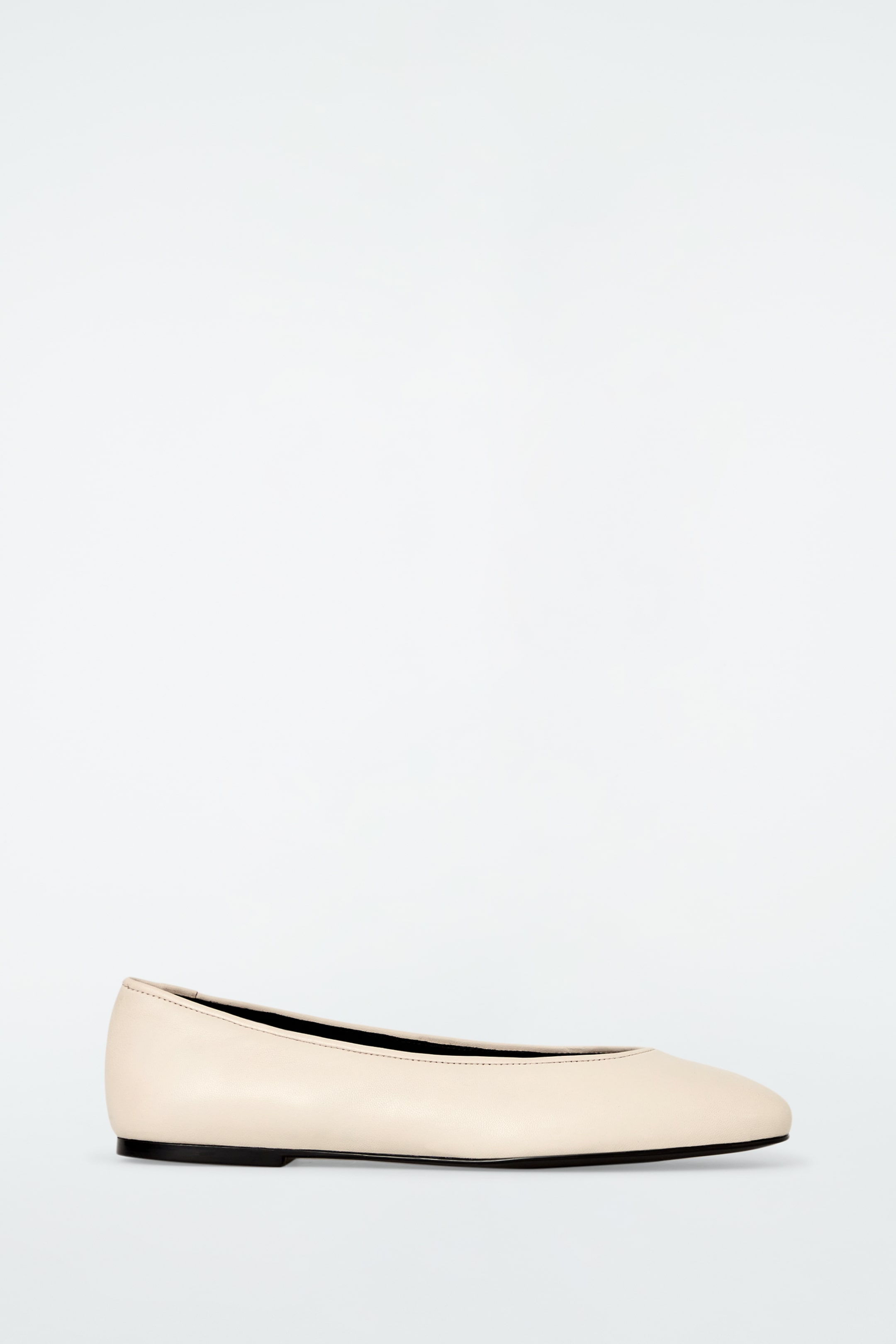 Visa större bild: BALLERINASKOR I LÄDER - ECRU - DAM | H&M SE 4