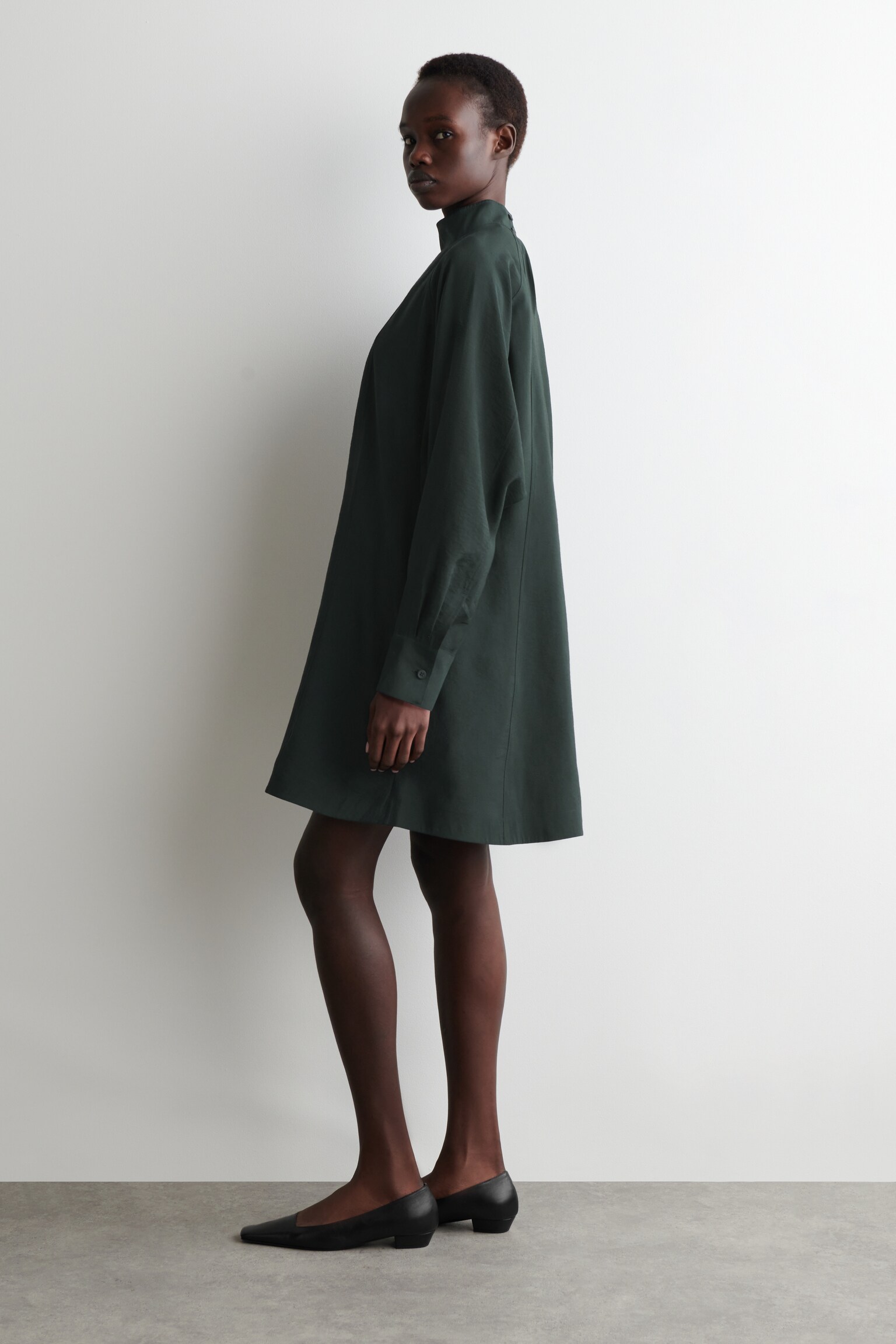 VESTIDO CORTO CON MANGAS DE MURCIÉLAGO - NEGRO - 7