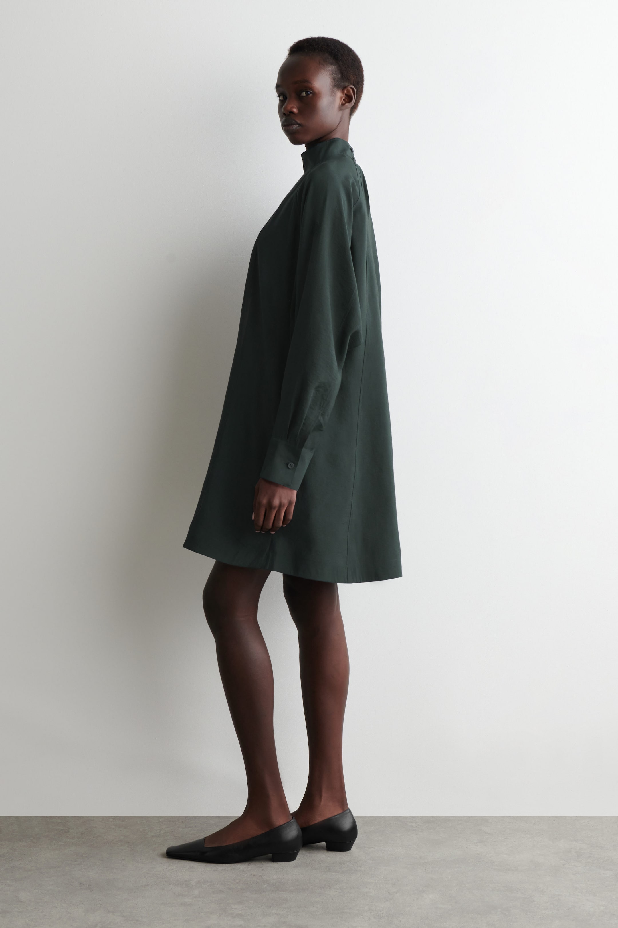VESTIDO CORTO CON MANGAS DE MURCIÉLAGO