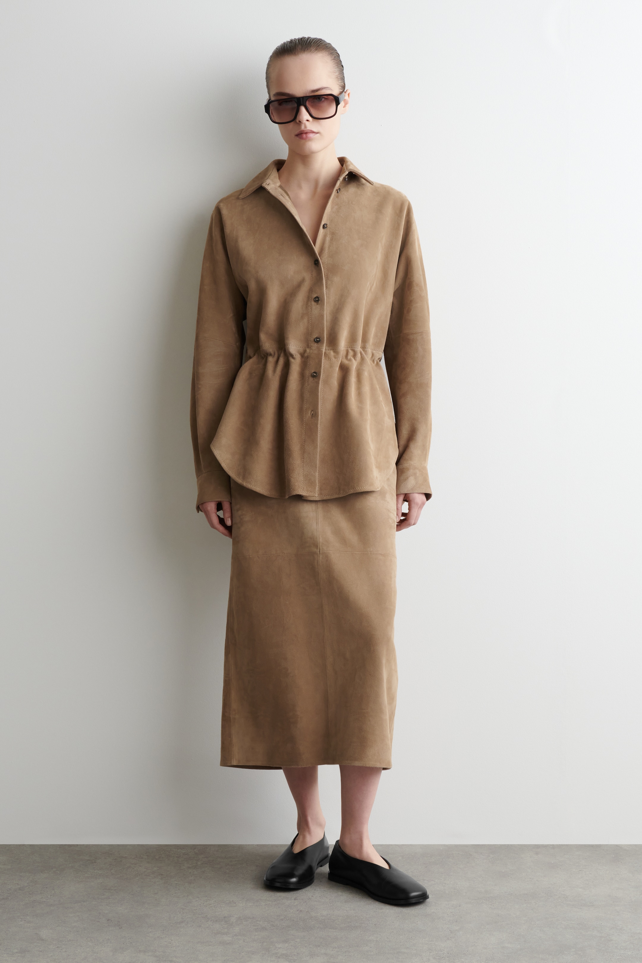 Se større billede: PANELOPDELT MIDI-NEDERDEL I RUSKIND MED SNØRE - SAND (sand) - DAME | H&M DK 1