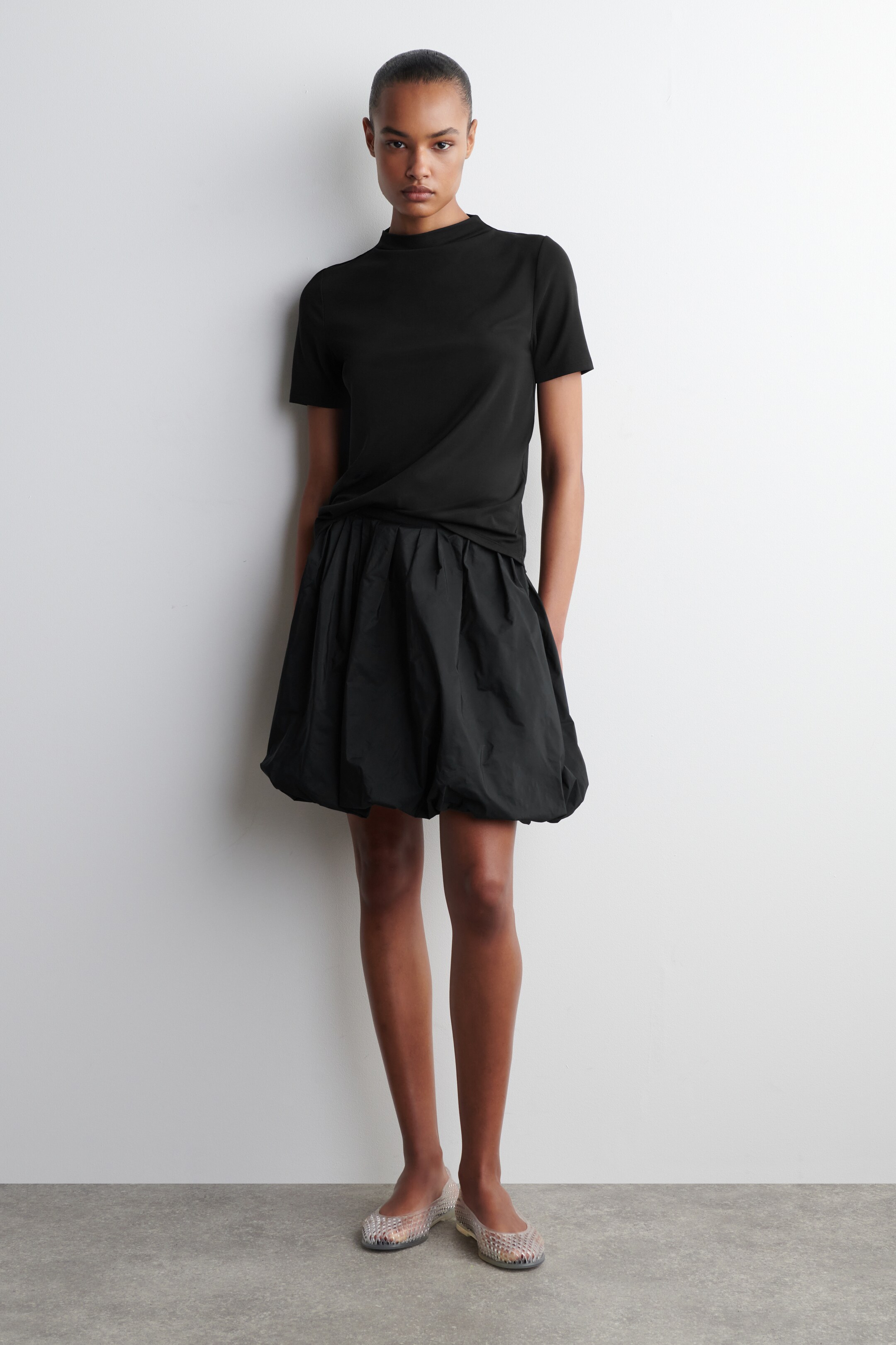 Преглед на по-голямо изображение: BUBBLE-HEM MINI SKIRT - ЧЕРНО - ЖЕНИ | H&M BG 1