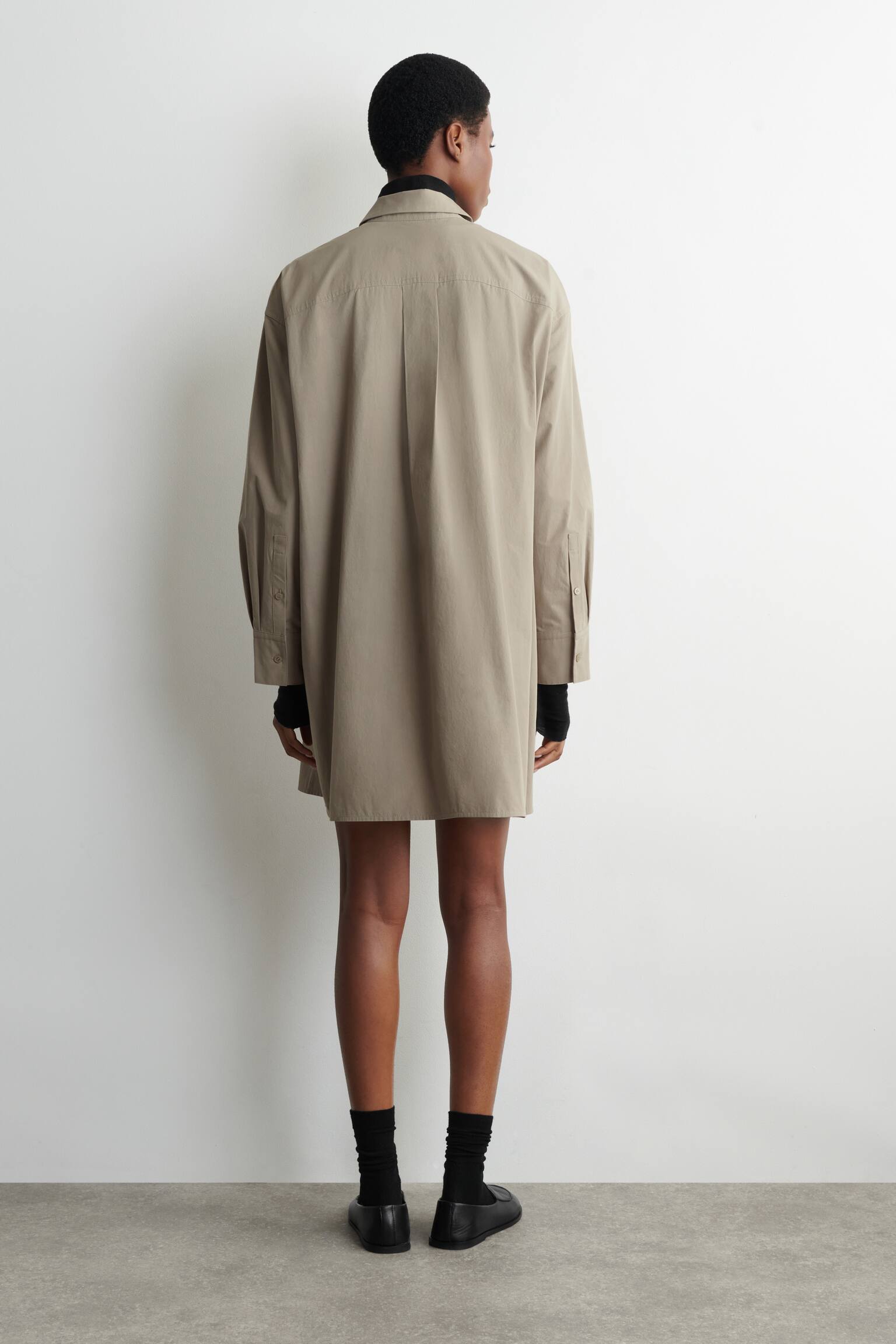 HEMDKLEID AUS BAUMWOLLE MIT GÜRTEL - GRAU - 8