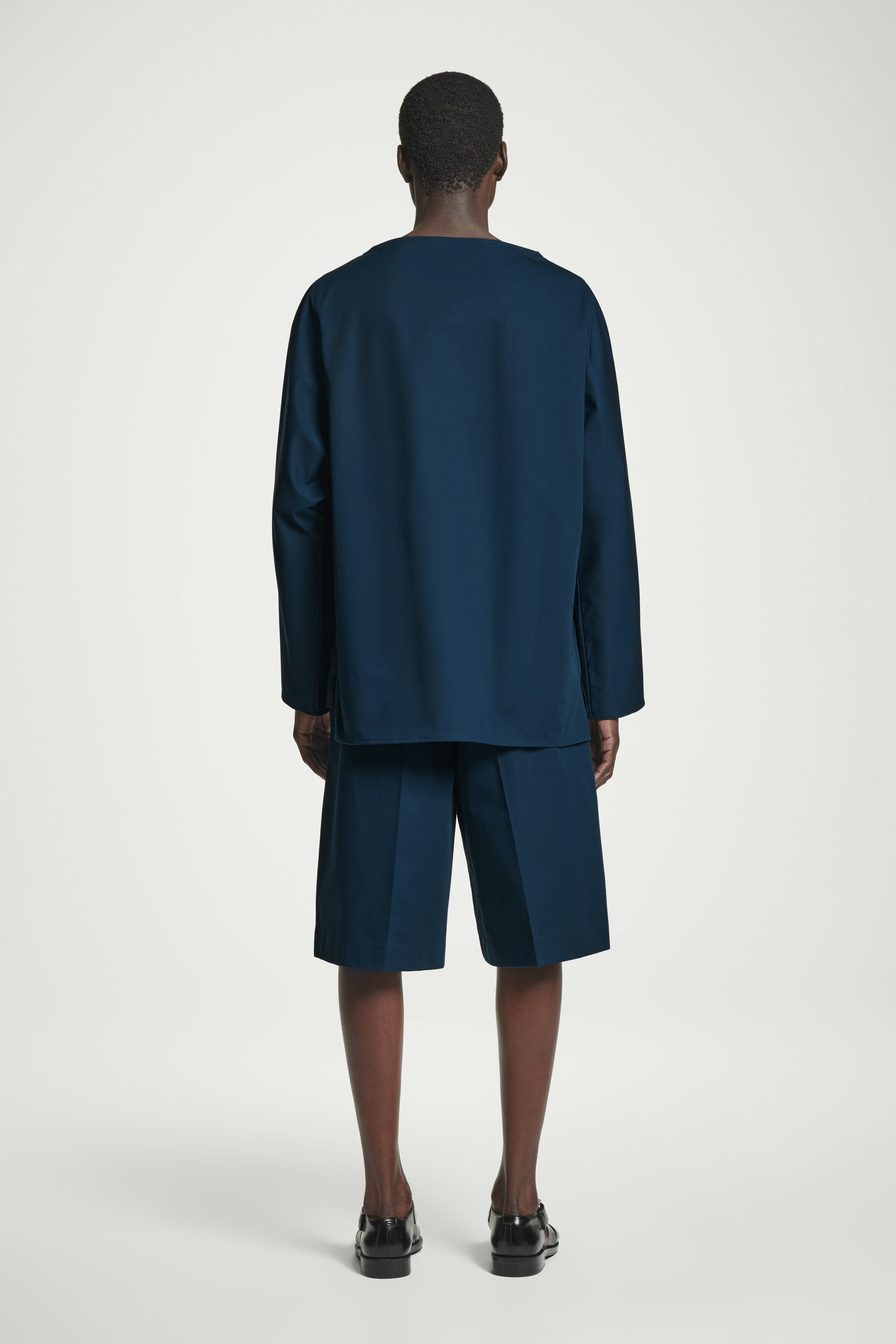 Visa större bild: OVERSIZE BÅTRINGAD TOPP I BOMULL - MARINBLÅ - HERR | H&M SE 4