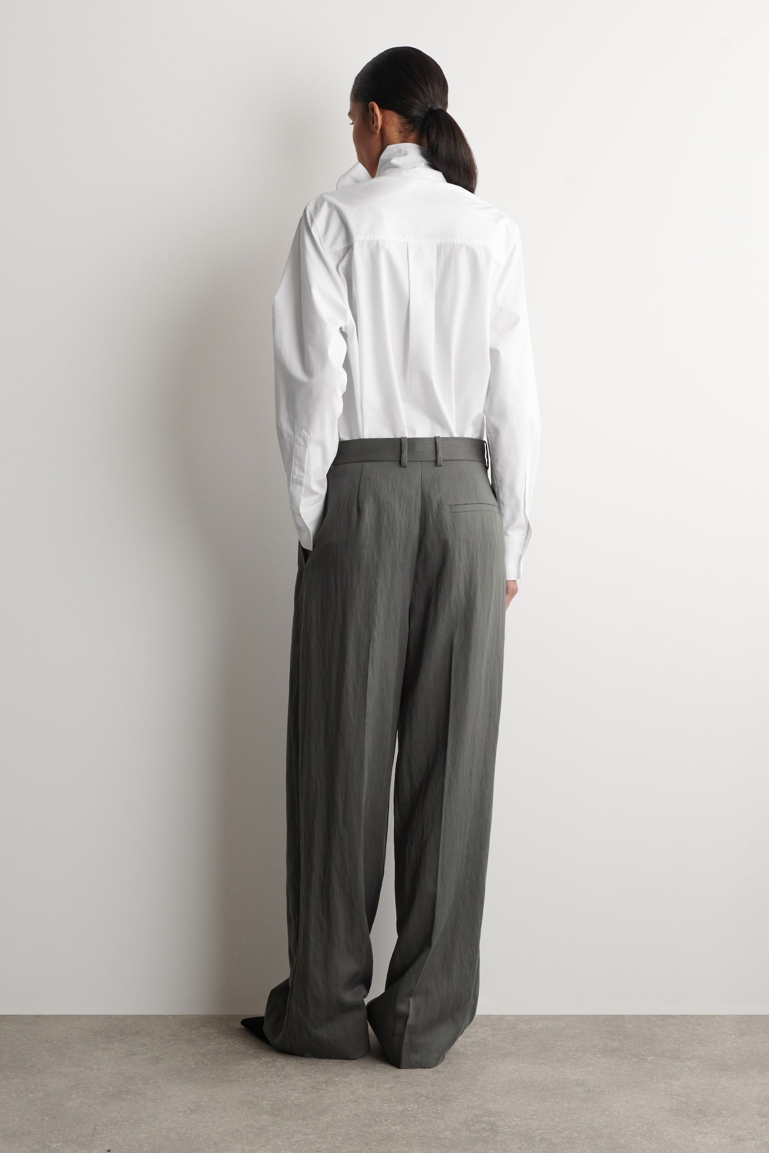 LOCKERE, FLIESSENDE HOSE MIT WEITEM BEIN - DUNKELGRAU/BURGUNDERROT - 5