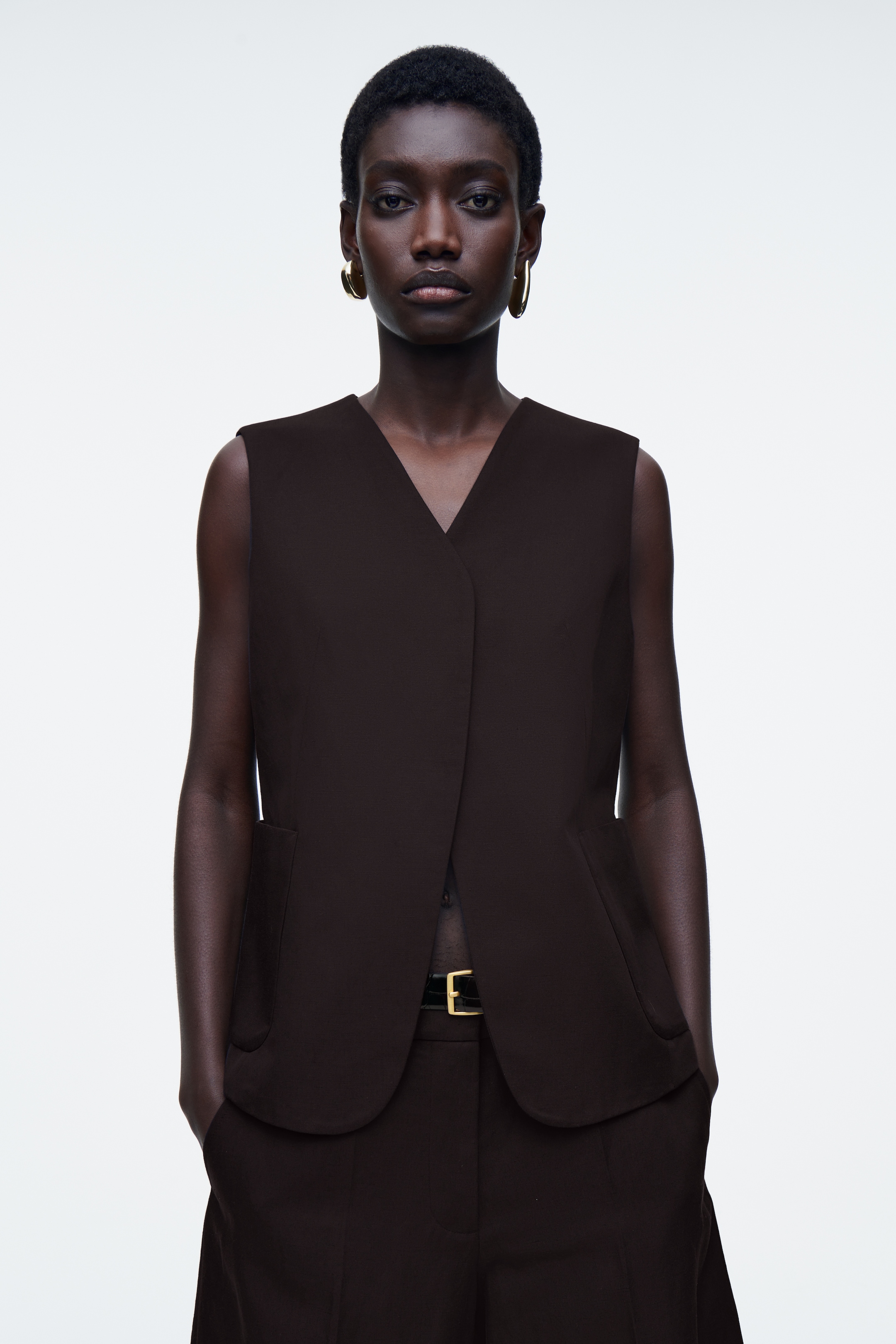 Visualizza immagine più grande: GILET A PORTAFOGLIO IN MISTO LINO - MARRONE SCURO - DONNA | H&M IT 1