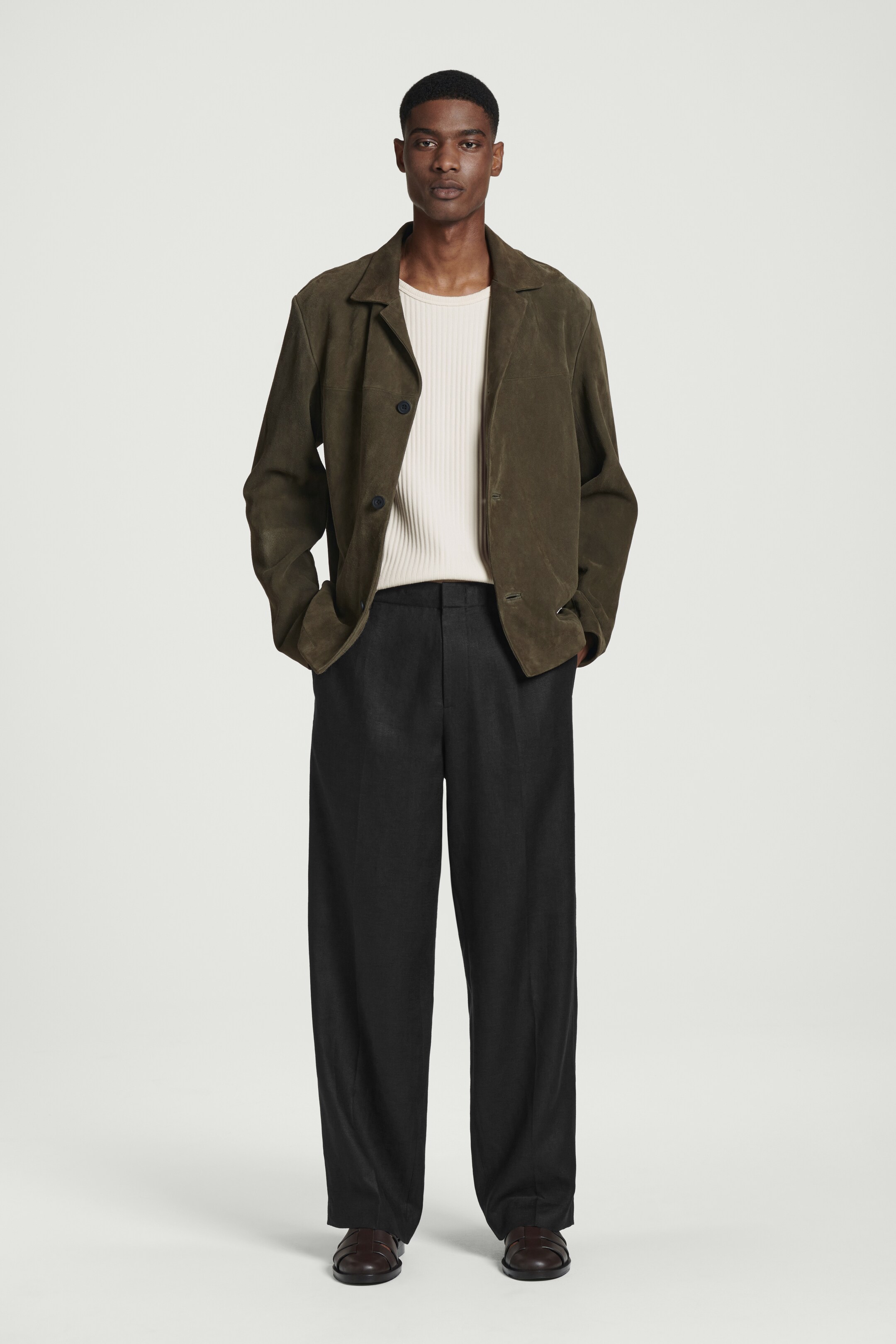 Visa större bild: FIGURNÄRA LINNE I RIBBAD BOMULL - OFF-WHITE - HERR | H&M SE 5