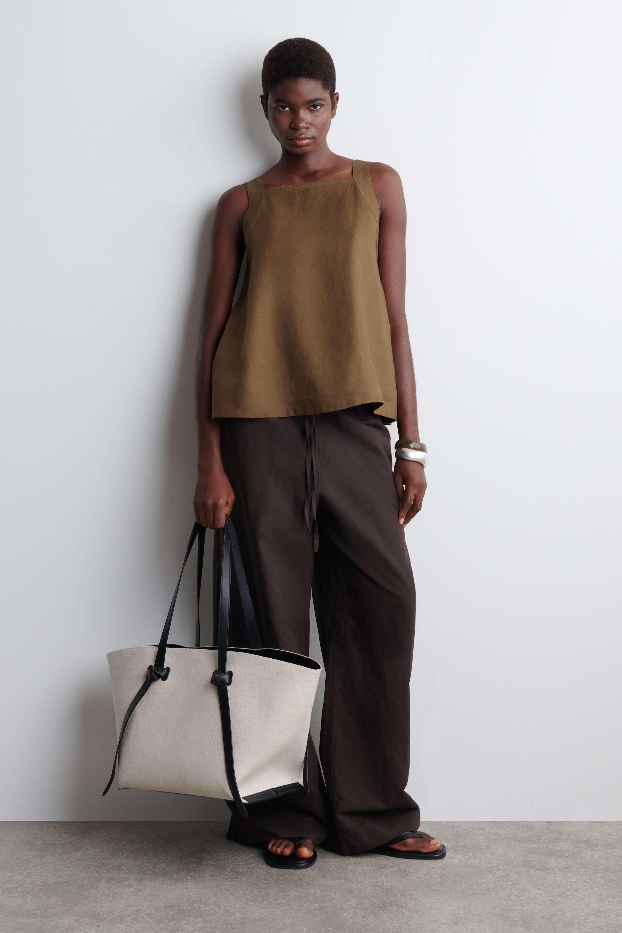 Größeres Bild anzeigen: TOP AUS LEINEN MIT BINDEDETAIL HINTEN - BRAUN - Ladies | H&M AT 2