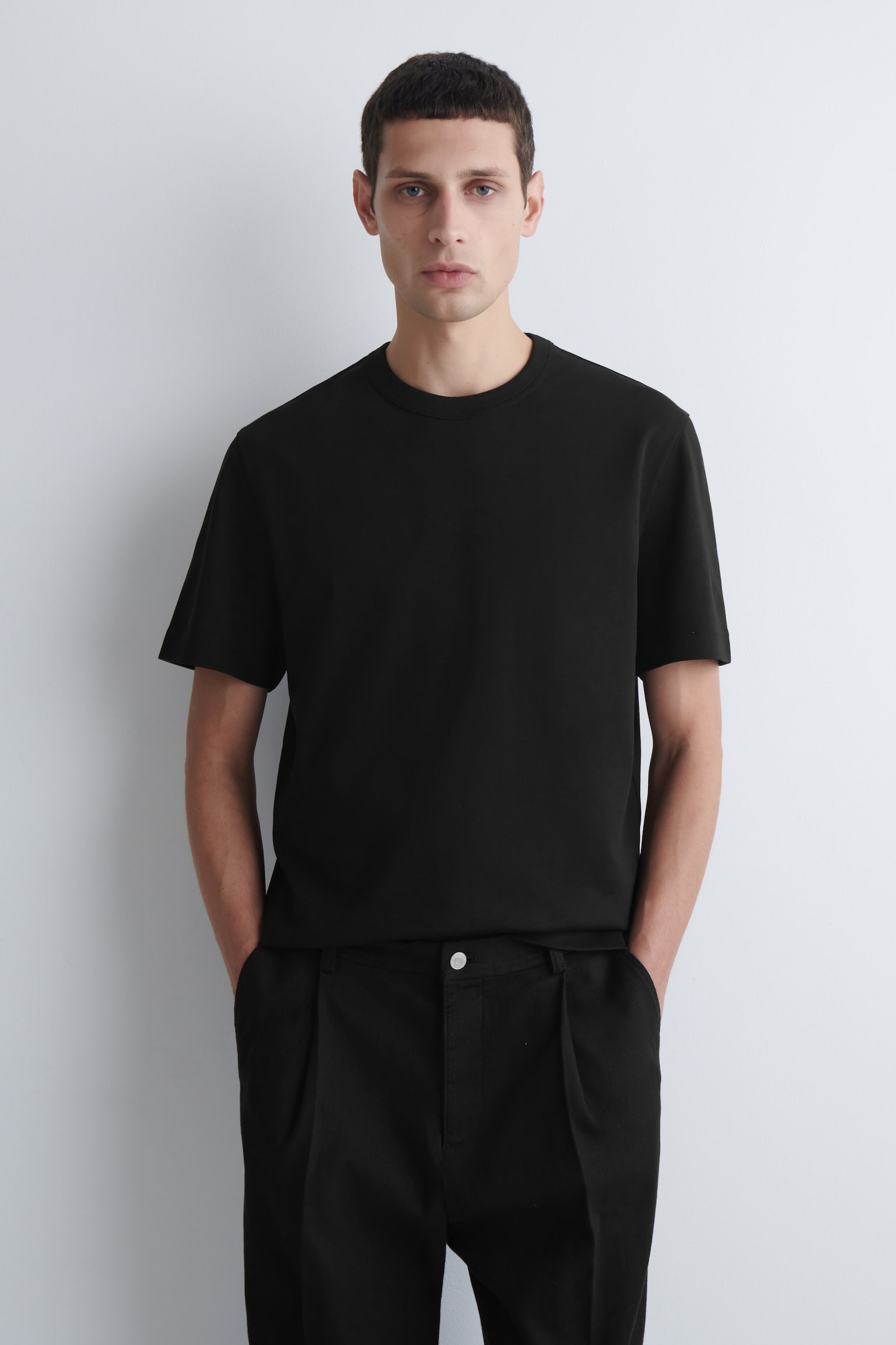 INTERLOCK BAVLNĚNÉ TRIČKO S KULATÝM VÝSTŘIHEM - ČERNÁ/BÍLÁ - 1