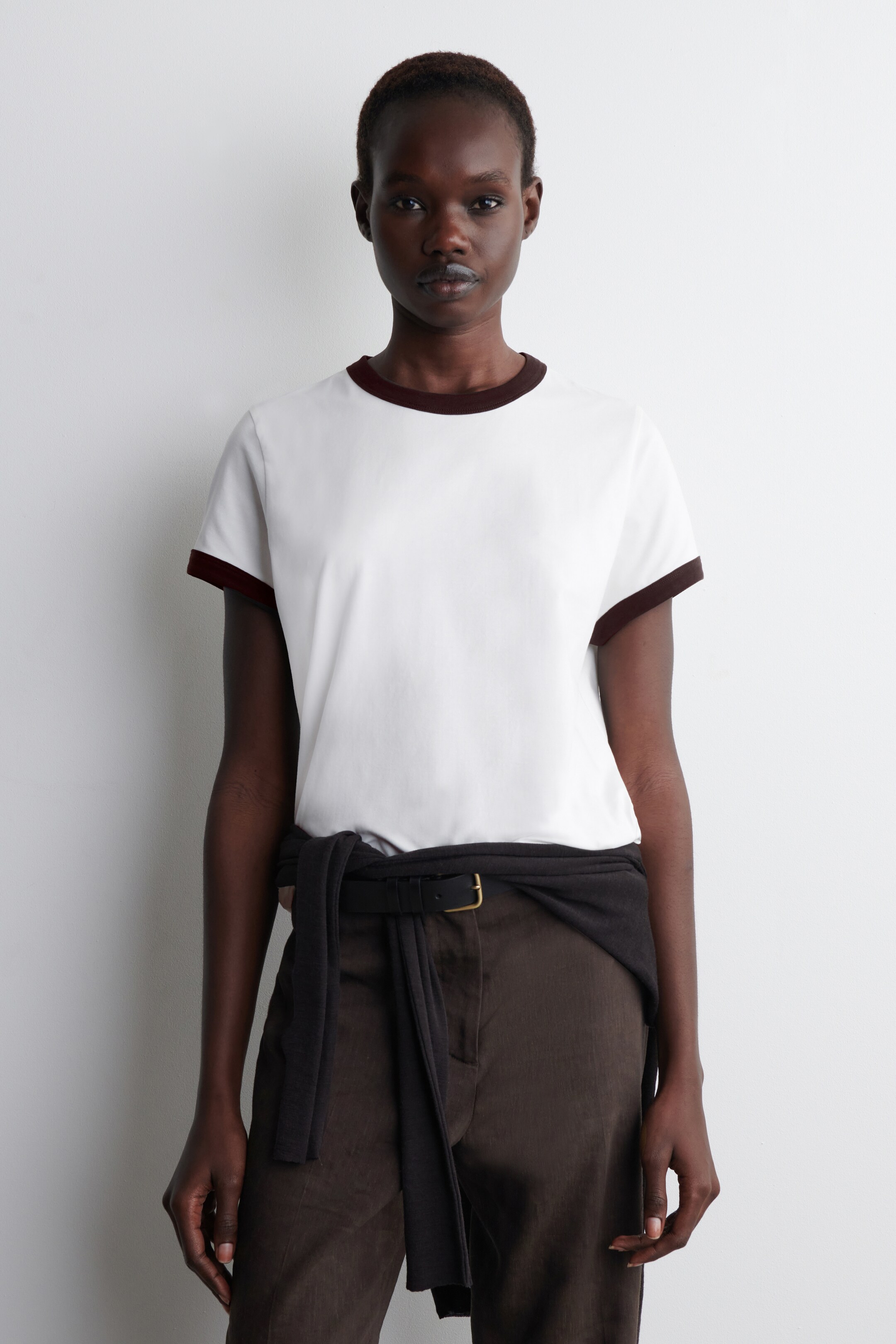 Ver imagen más grande: CAMISETA CON RIBETES EN CONTRASTE - BLANCO/MARRÓN - MUJER | H&M ES 1