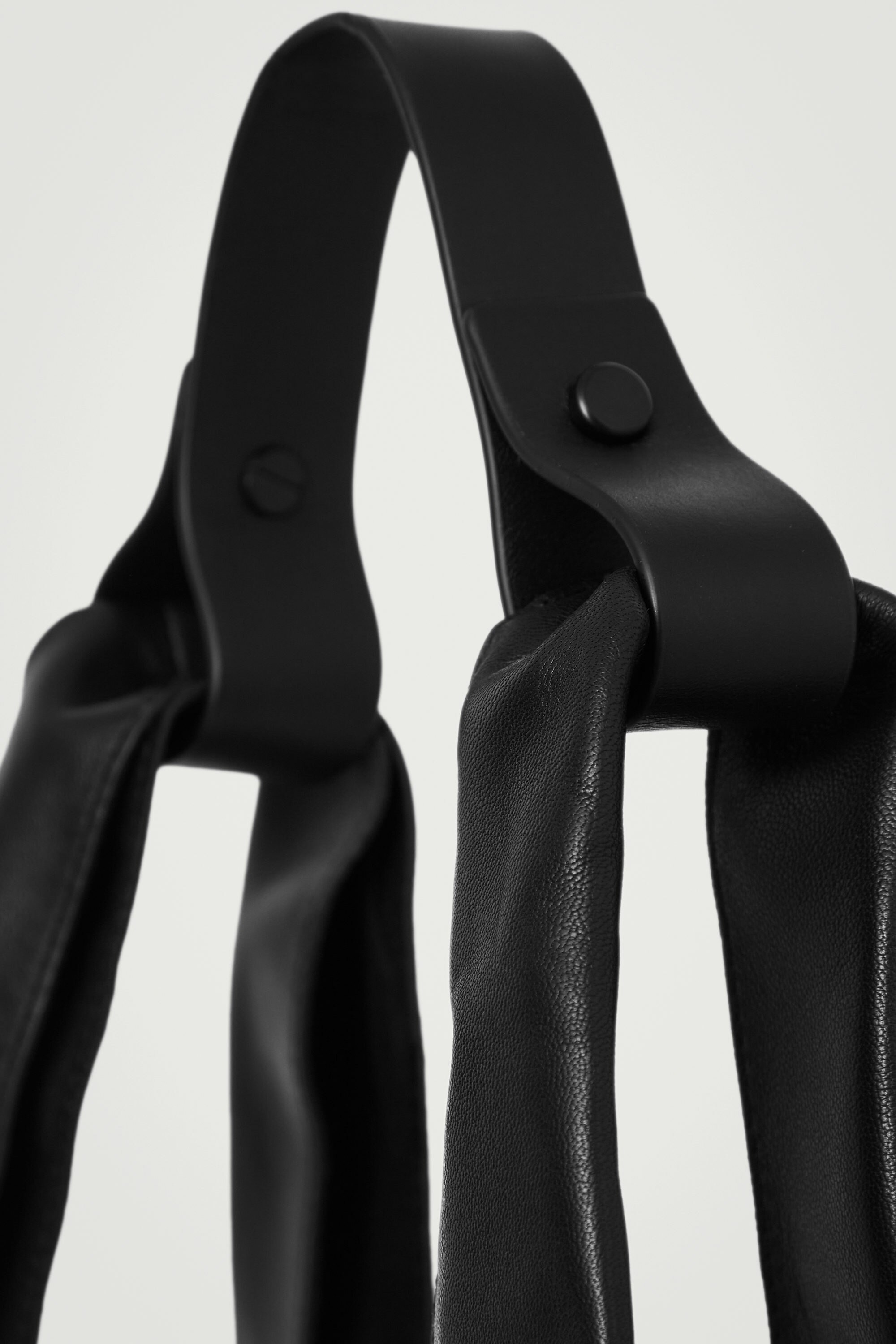 SLOUCHY TOTE - LEATHER - BLACK | COS US