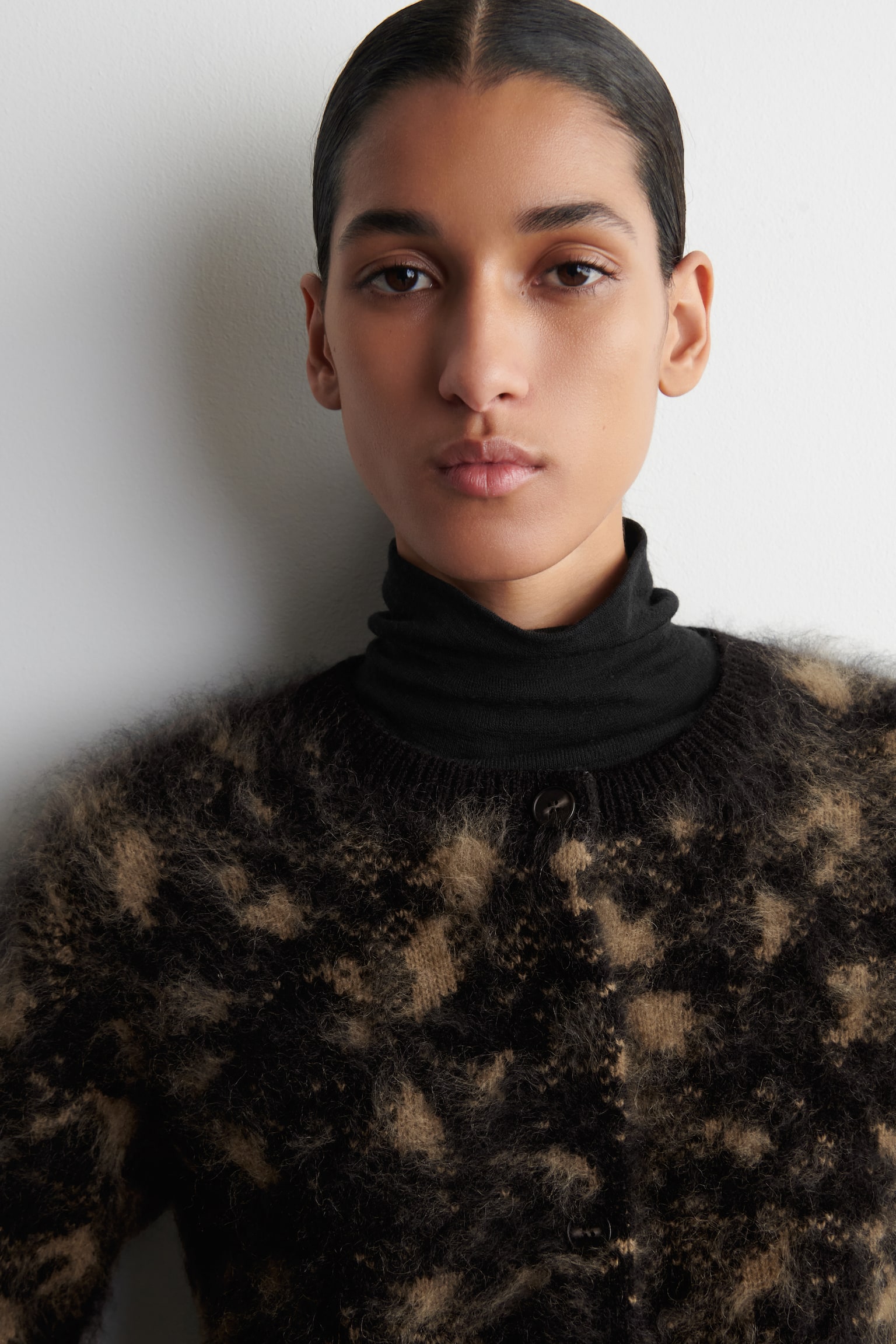 CARDIGAN EN LAINE MÉRINOS À MOTIF JACQUARD ANIMAL - NOIR / BRUN - 5