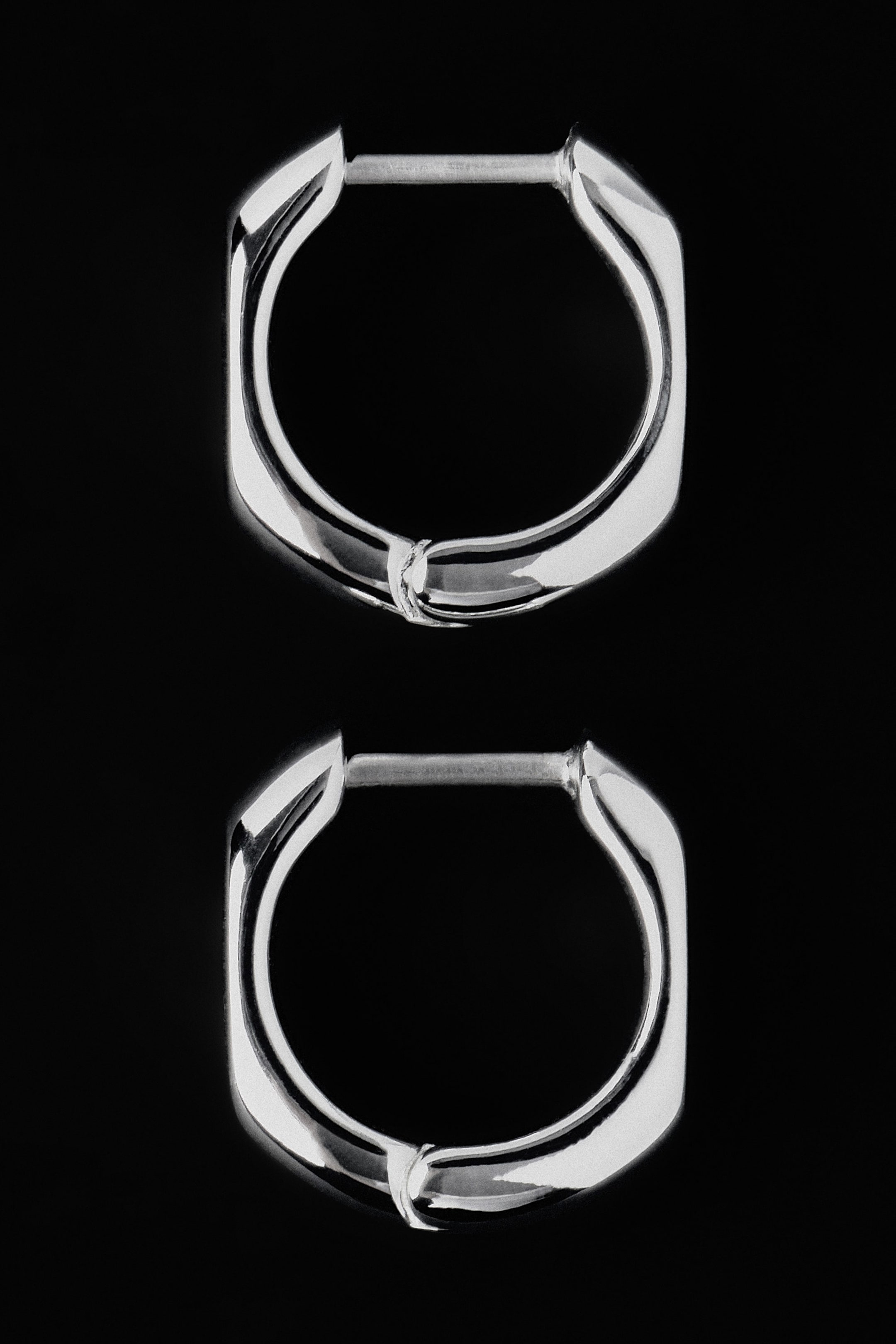 SCULPTED MINI HOOP EARRINGS