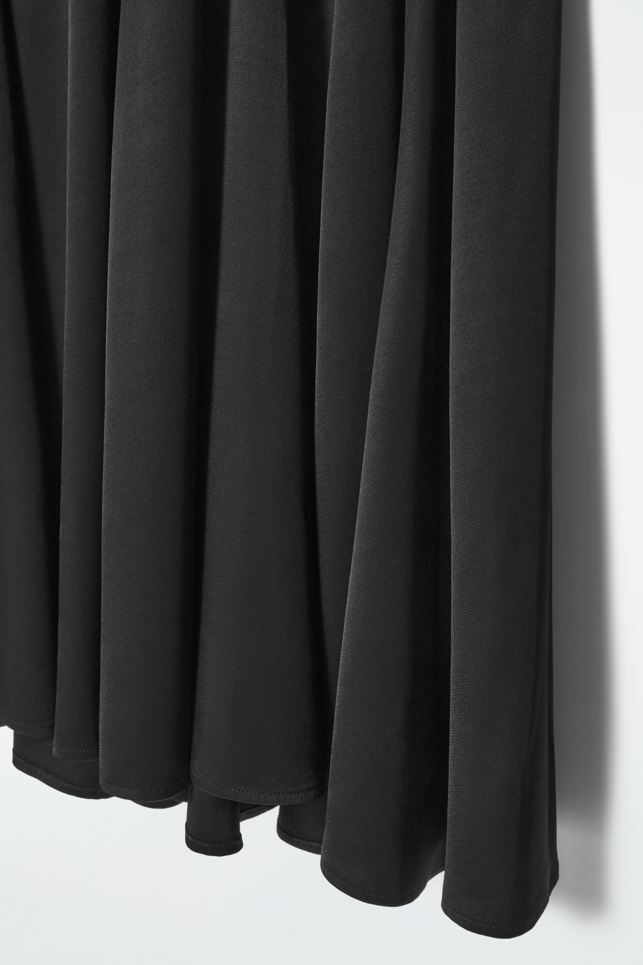 Grösseres Bild ansehen: ASYMMETRISCHES MIDIKLEID MIT VERDREHTER PARTIE - SCHWARZ - DAMEN | H&M CH 2