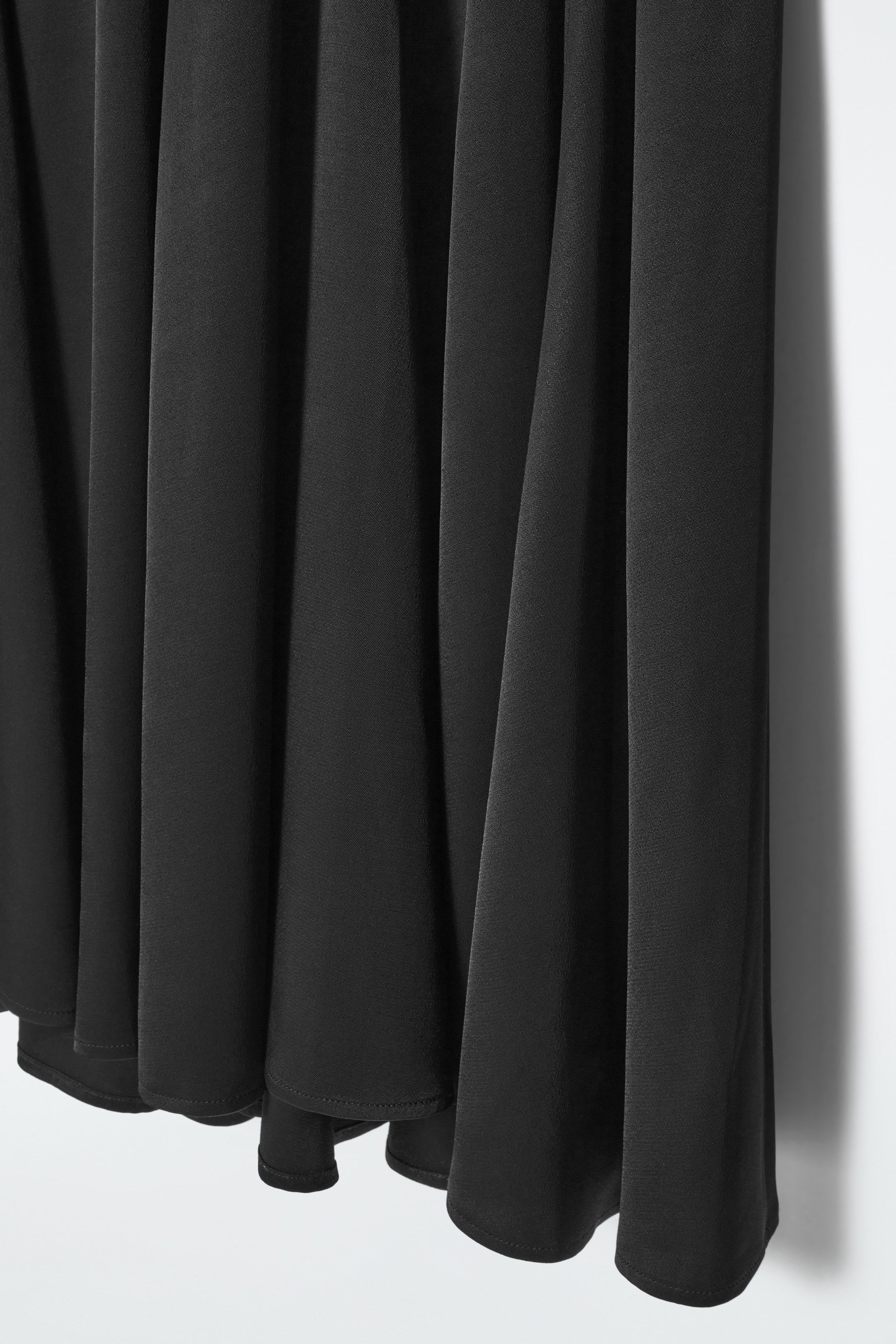 Grösseres Bild ansehen: ASYMMETRISCHES MIDIKLEID MIT VERDREHTER PARTIE - SCHWARZ - DAMEN | H&M CH 2