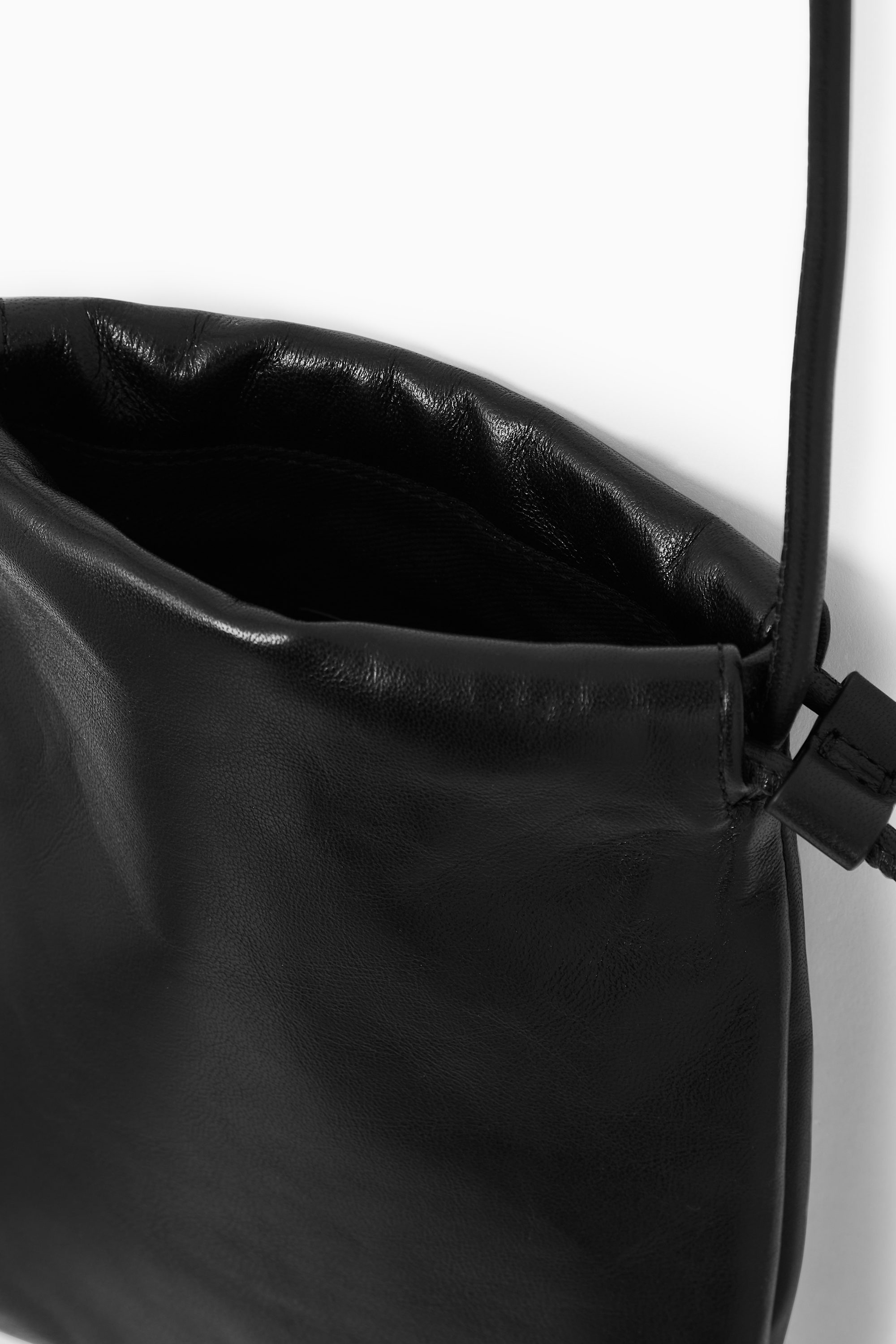 CAVATELLI DRAWSTRING POUCH - LEATHER - BLACK | COS