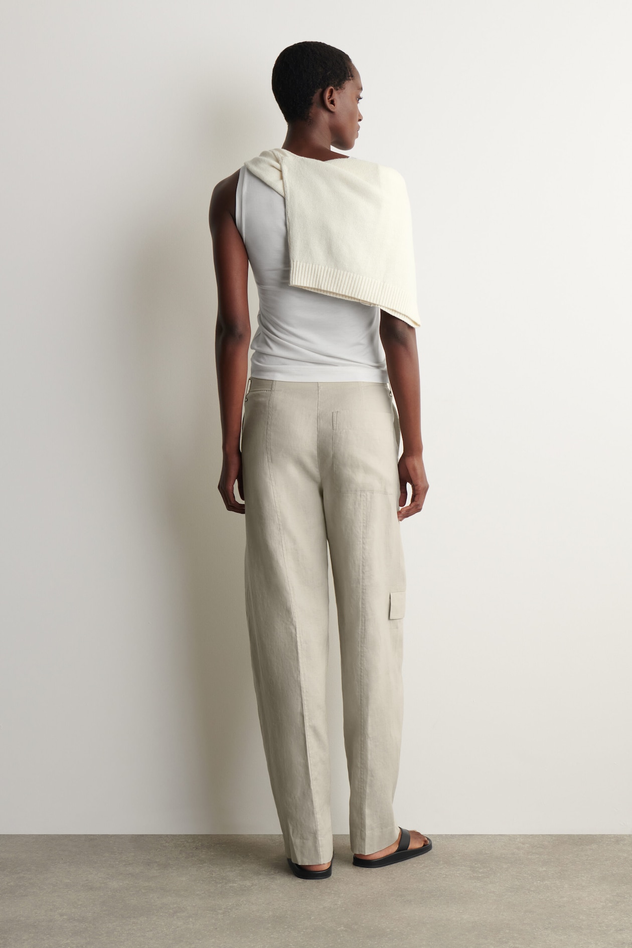 BELTED LINEN BARREL-LEG TROUSERS — BEIGE