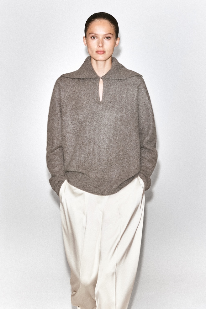 V-DETAIL PURE CASHMERE MOCK-NECK SWEATER — MOCHA