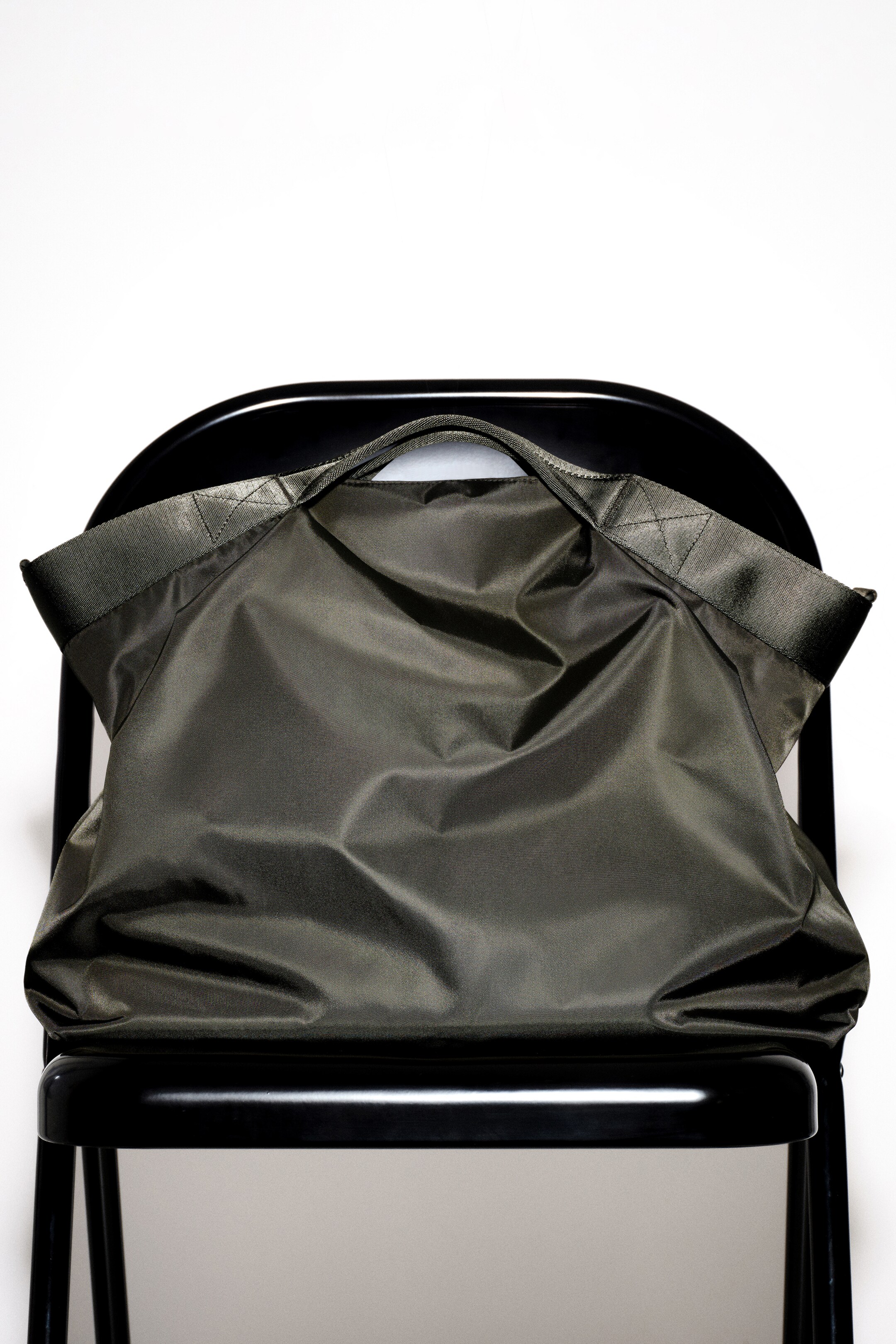 Größeres Bild anzeigen: PURSUIT MESSENGER BAG - NYLON - KHAKI - Men | H&M AT 5