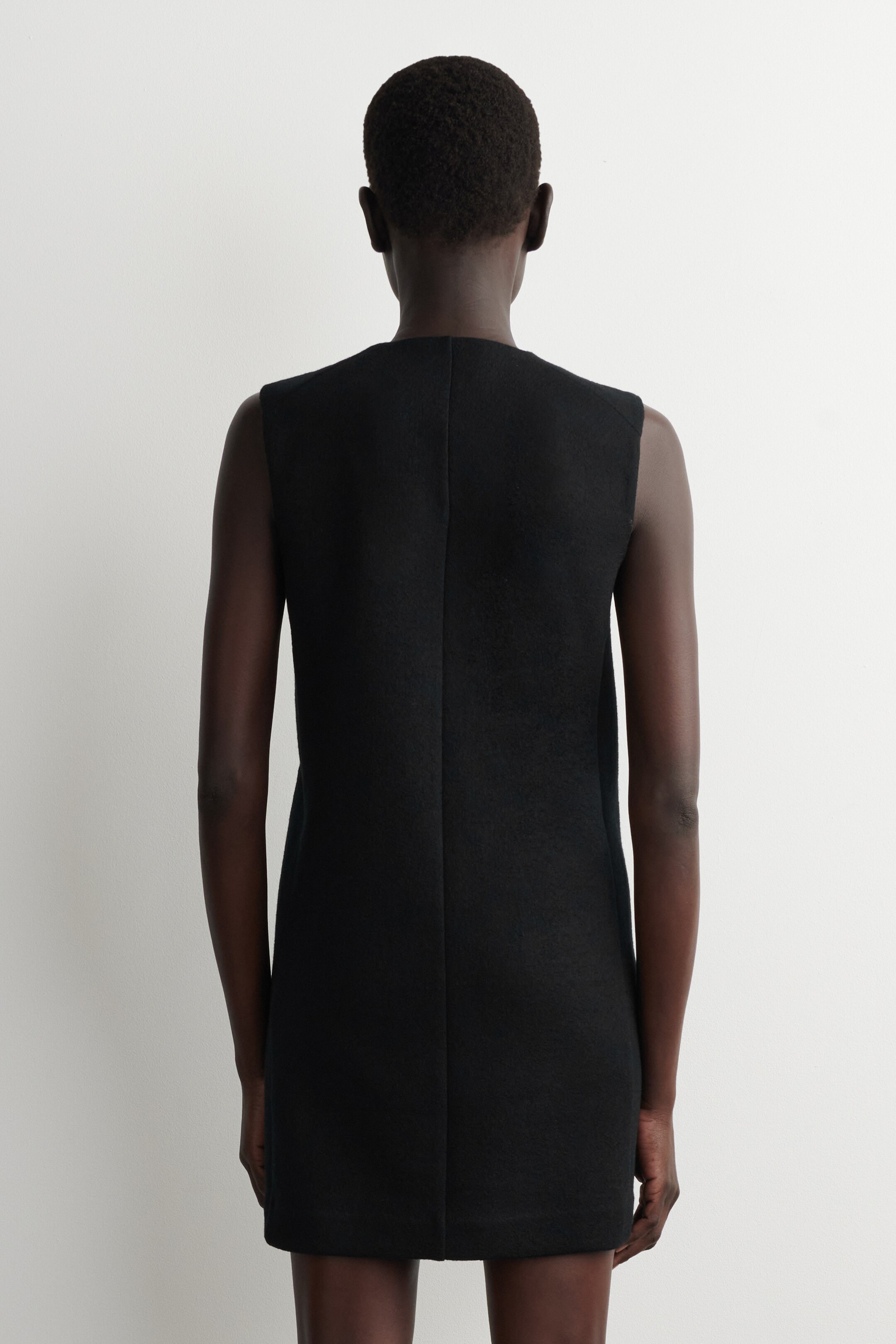 Agrandir l'image: ROBE DROITE COURTE ET BOUTONNÉE EN LAINE MÉRINOS - NOIR - FEMME | H&M FR 4