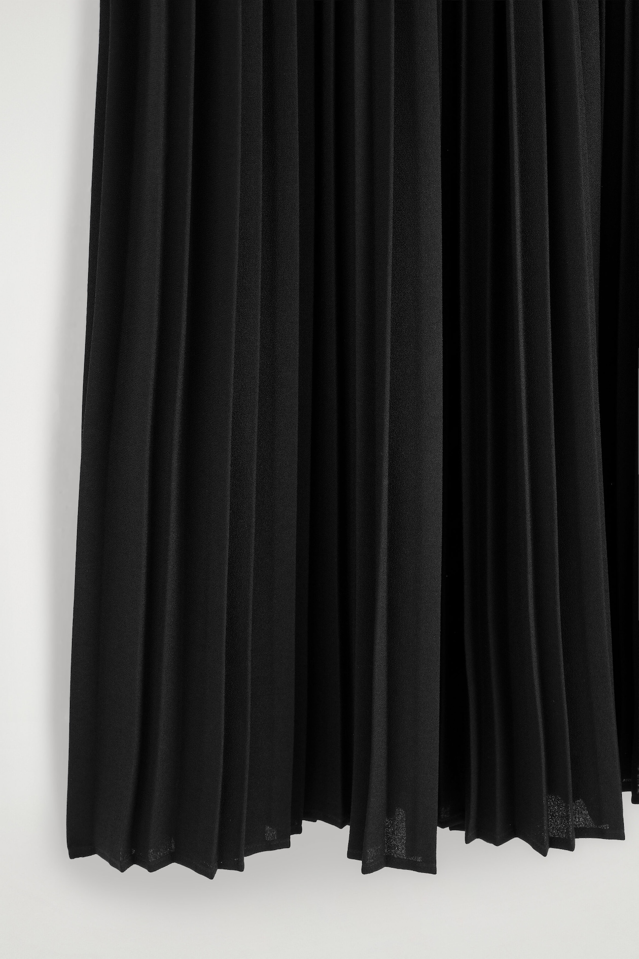 PLEATED CREPE MIDI SKIRT — BLACK