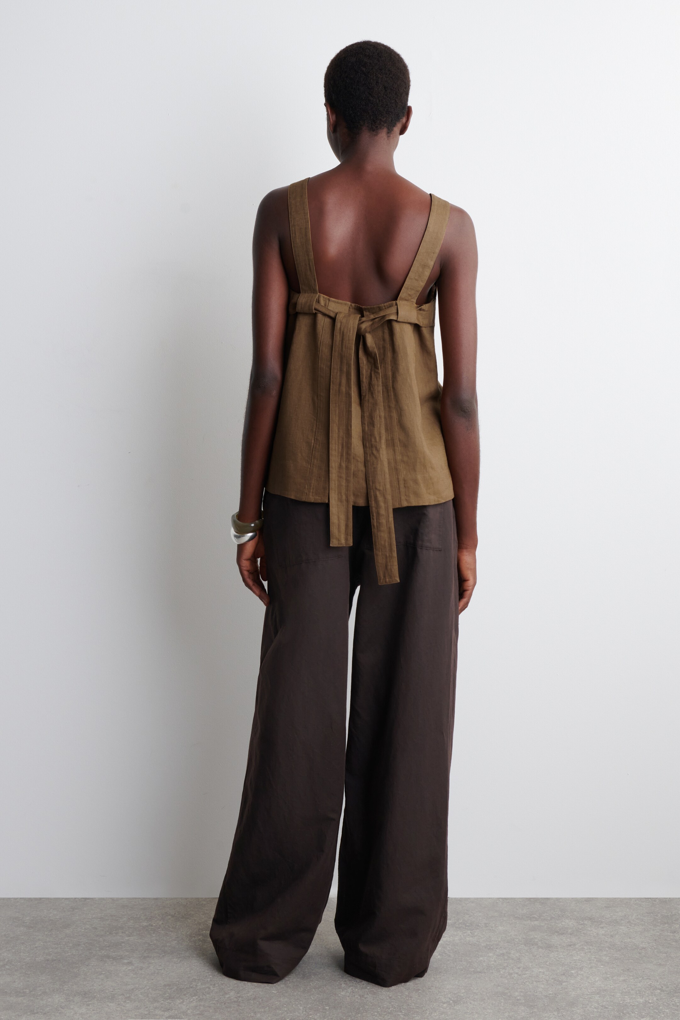 Grösseres Bild ansehen: TOP AUS LEINEN MIT BINDEDETAIL HINTEN - BRAUN - DAMEN | H&M CH 4
