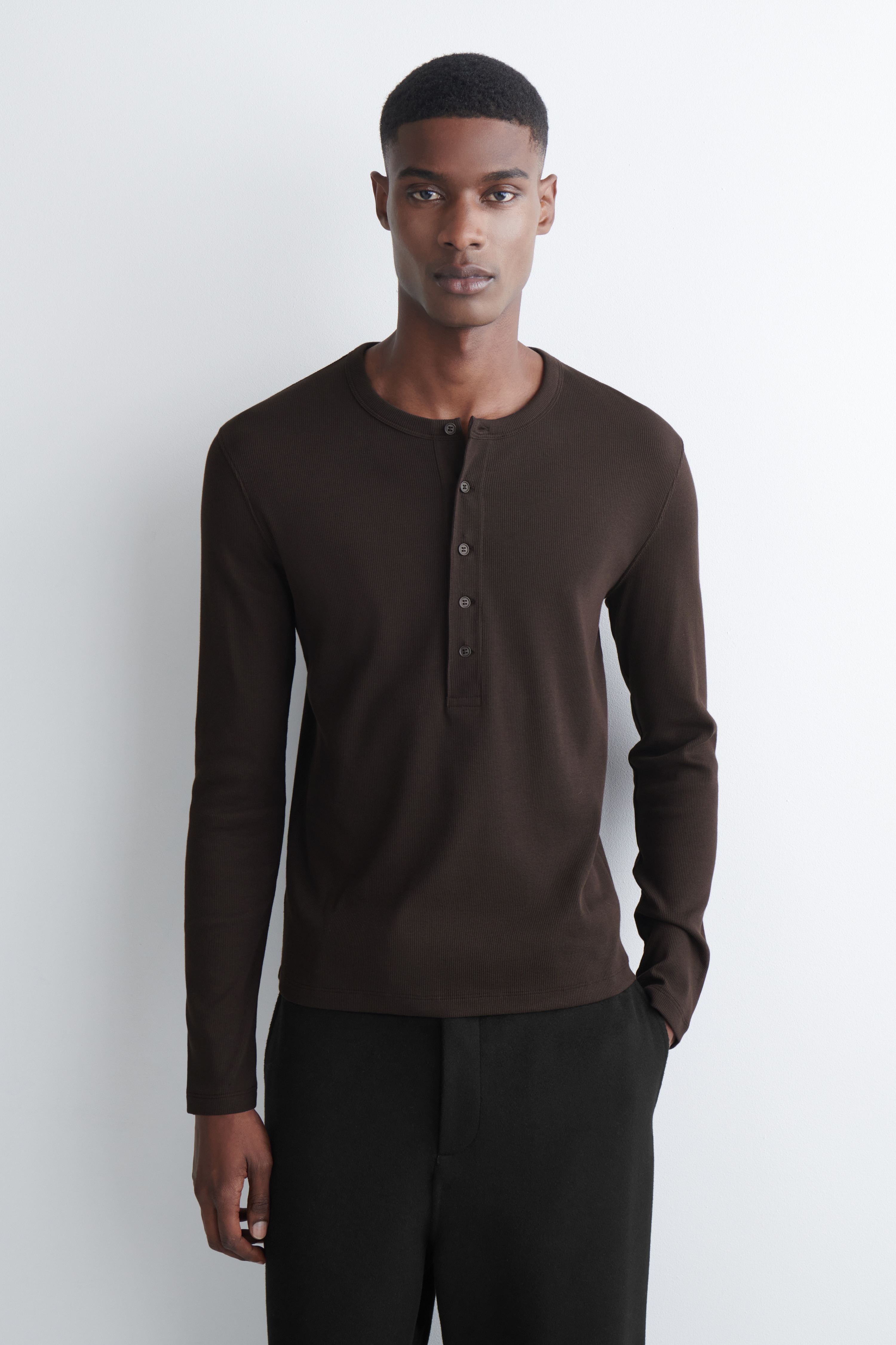 T-SHIRT HENLEY SLIM MANCHES LONGUES COTON CÔTELÉ - BRUN/NOIR