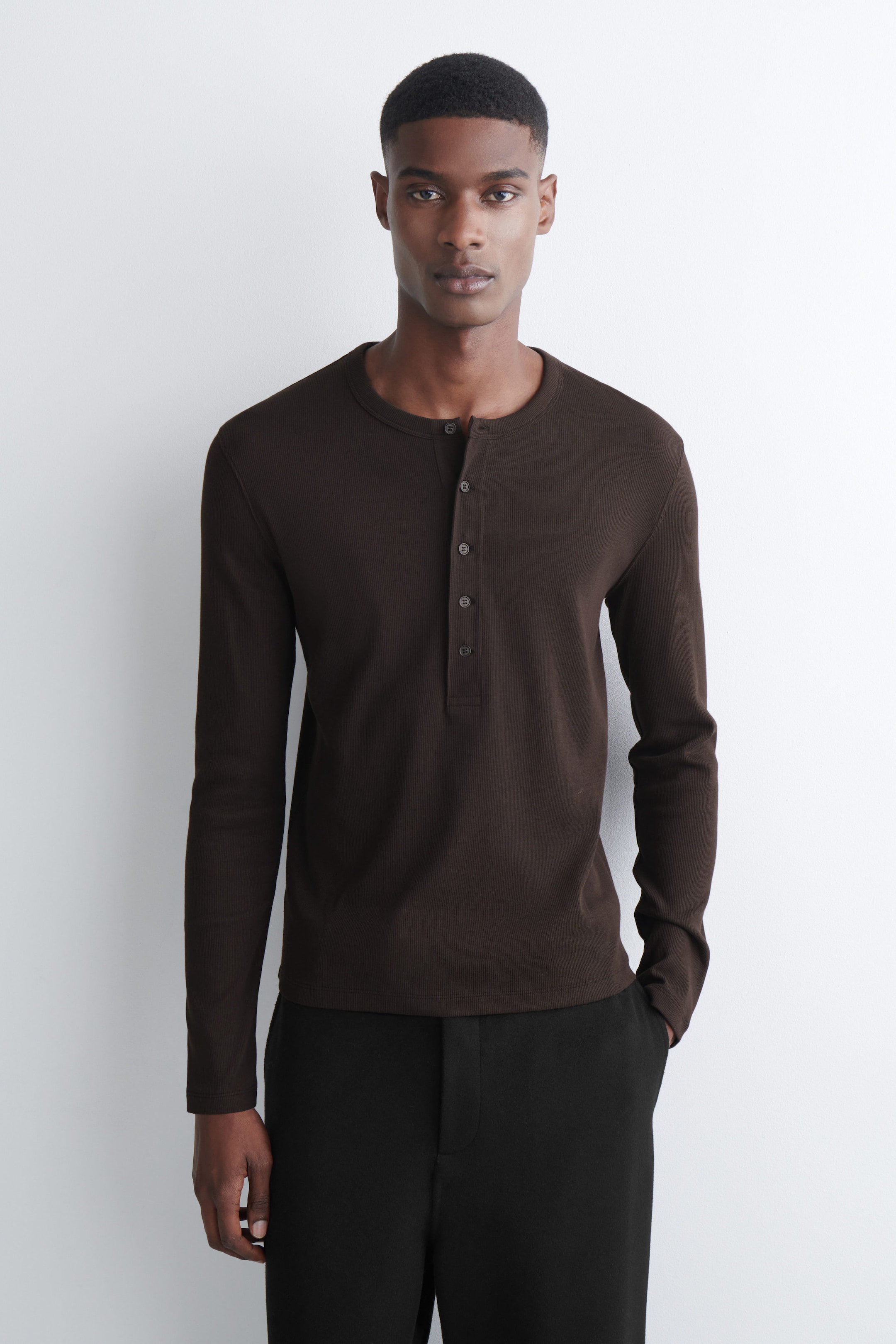 SLIM RIBBED COTTON LONG-SLEEVED HENLEY T-SHIRT