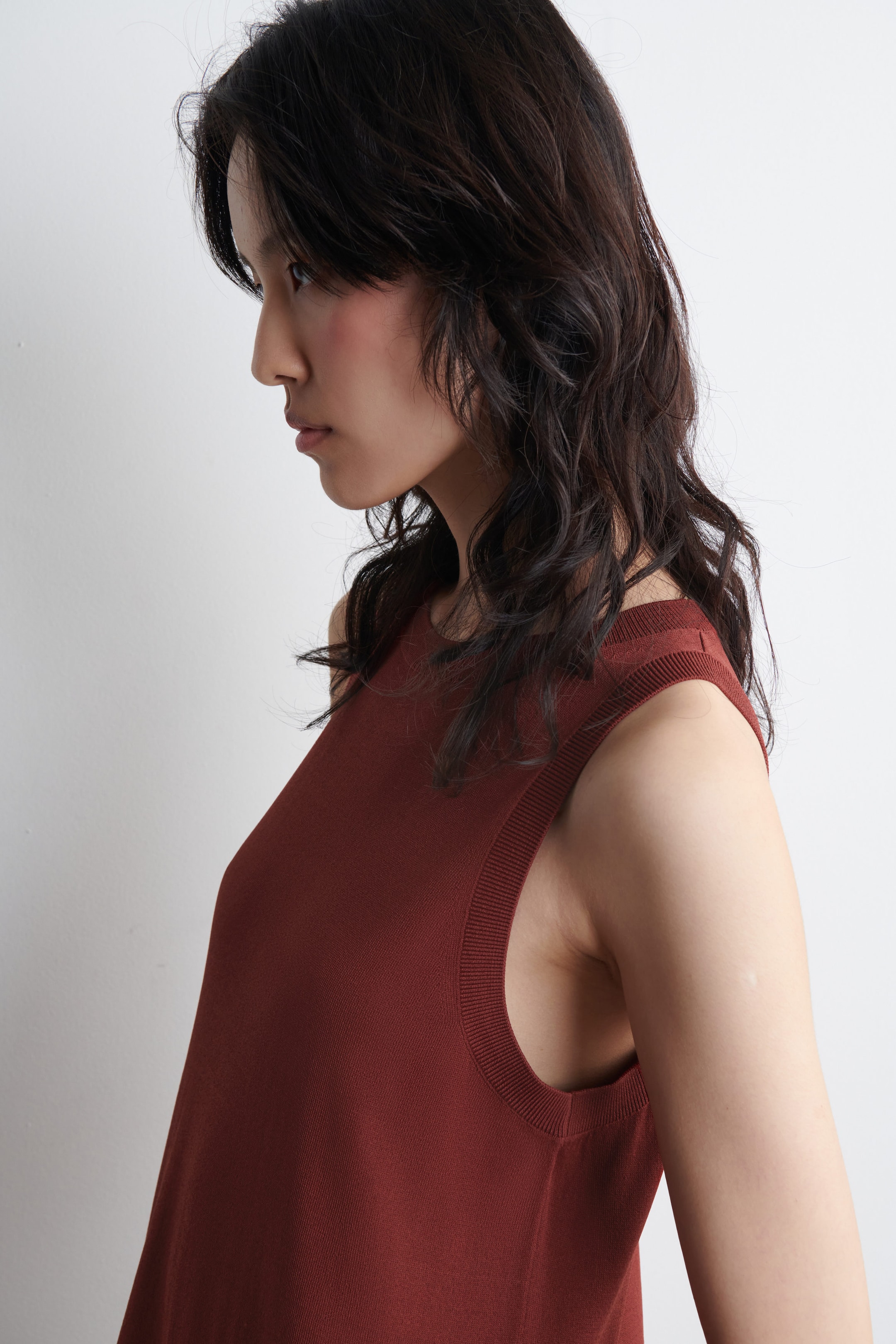 SLEEVELESS KNITTED MIDI DRESS