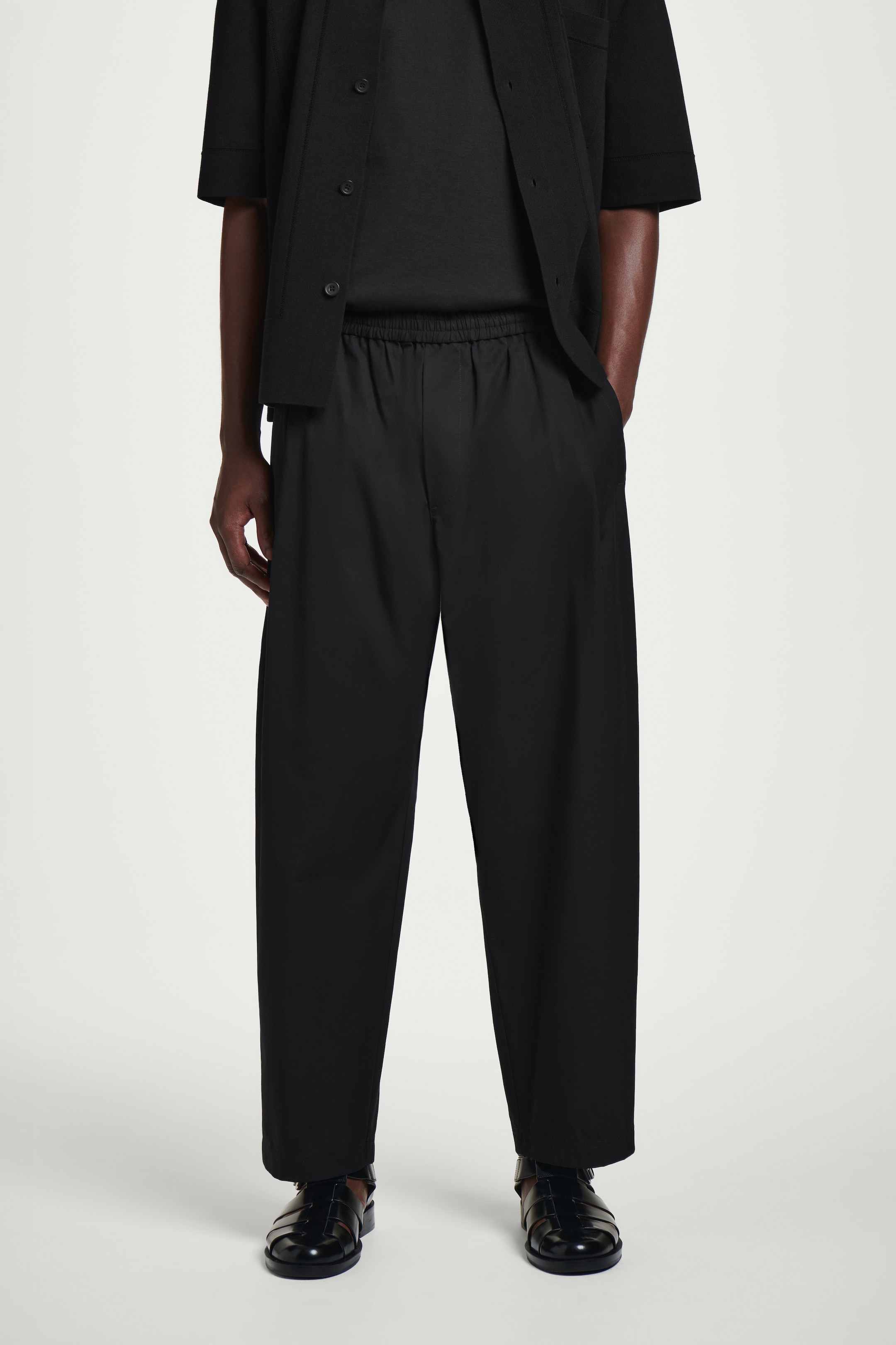 Visualizza immagine più grande: PANTALONI CROPPED ELASTICIZZATI A GAMBA LARGA - NERO - UOMO | H&M IT 4