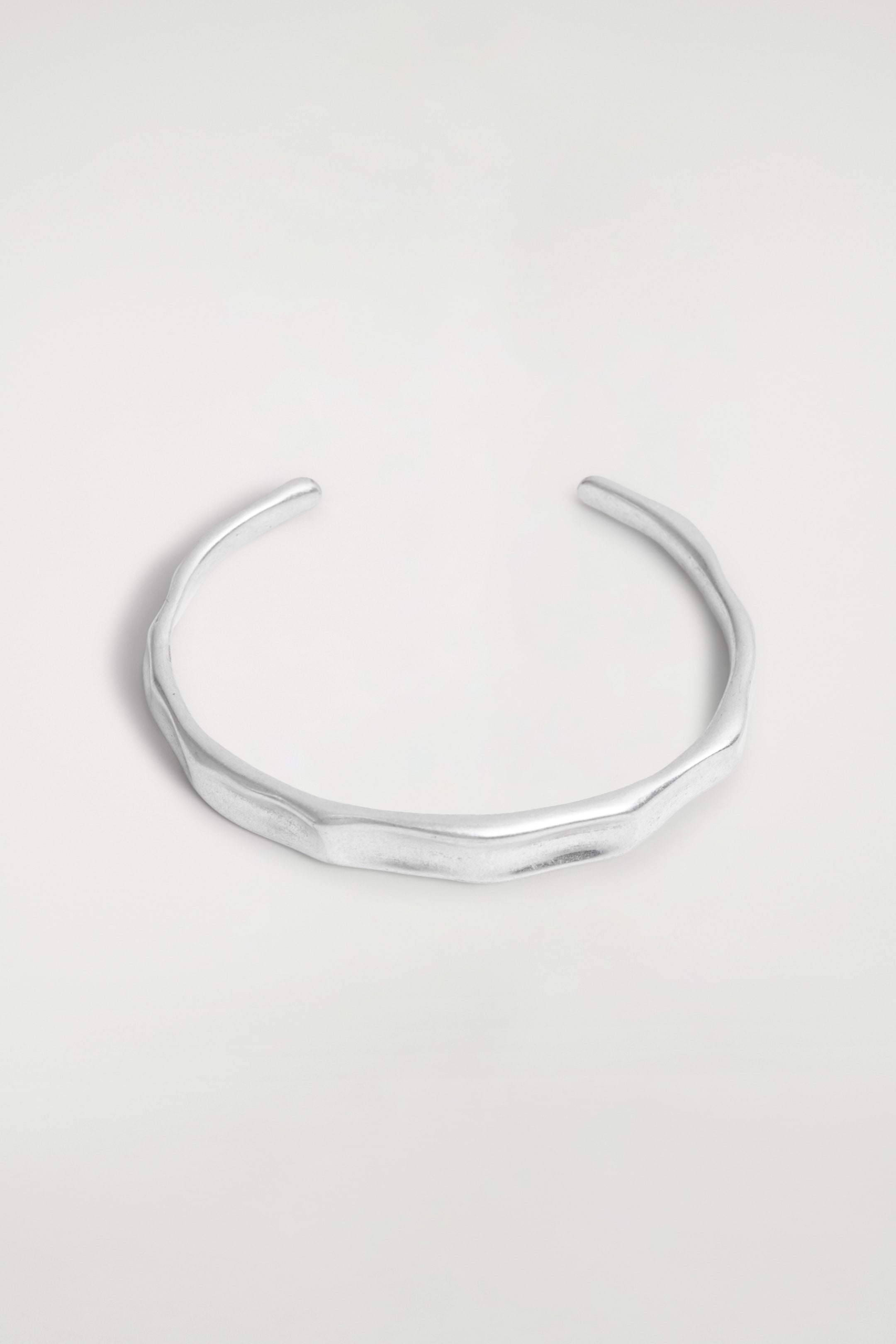 Größeres Bild anzeigen: GEHÄMMERTE ARMSPANGE - SILBER - Men | H&M AT 3