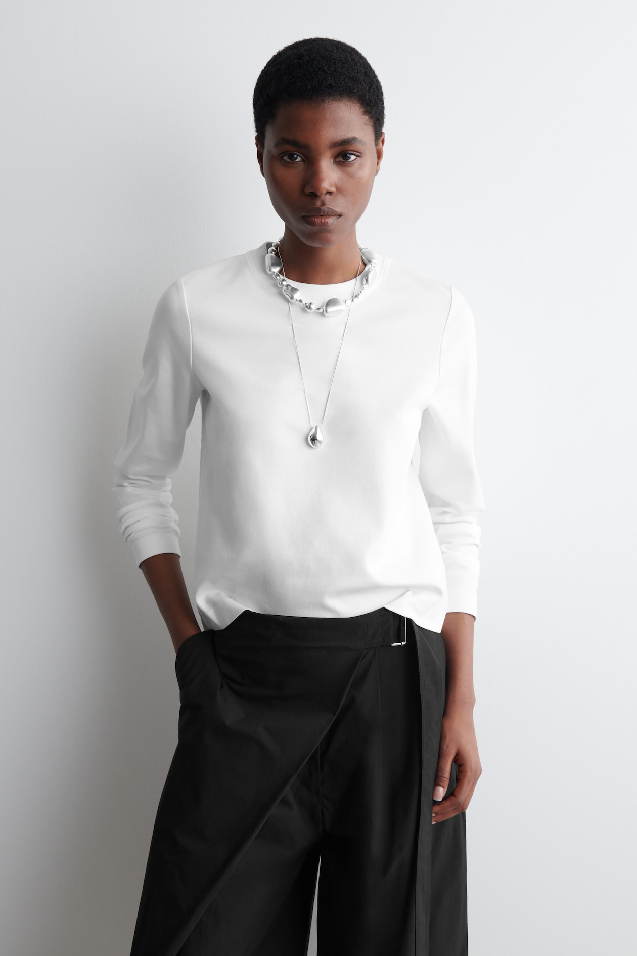 CLEAN CUT REGULAR LONG-SLEEVED T-SHIRT - WHITE | COS