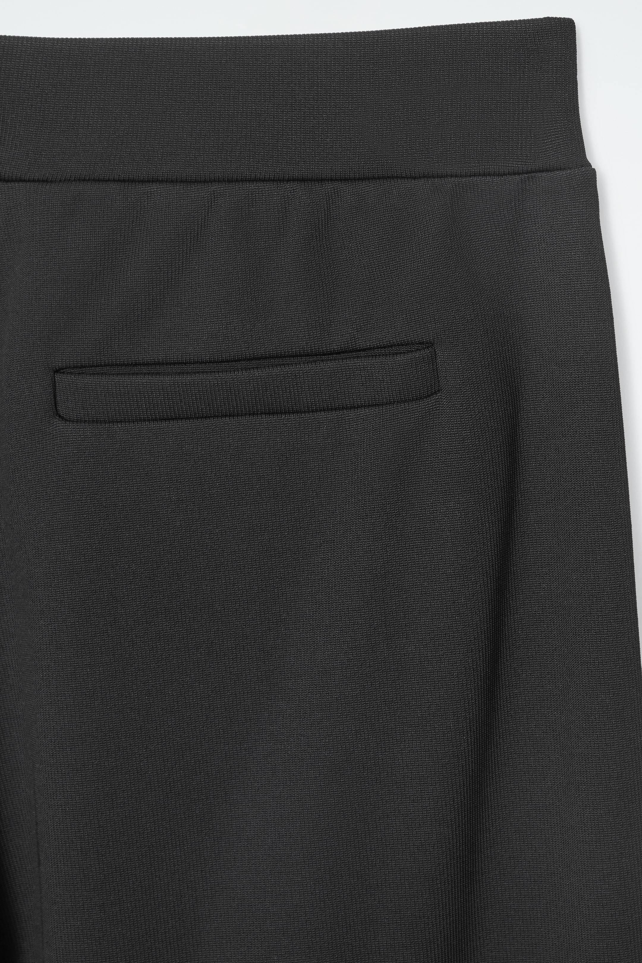 Visa större bild: BYXOR MED STRÅVECK OCH RAKA BEN - SVART - DAM | H&M SE 7