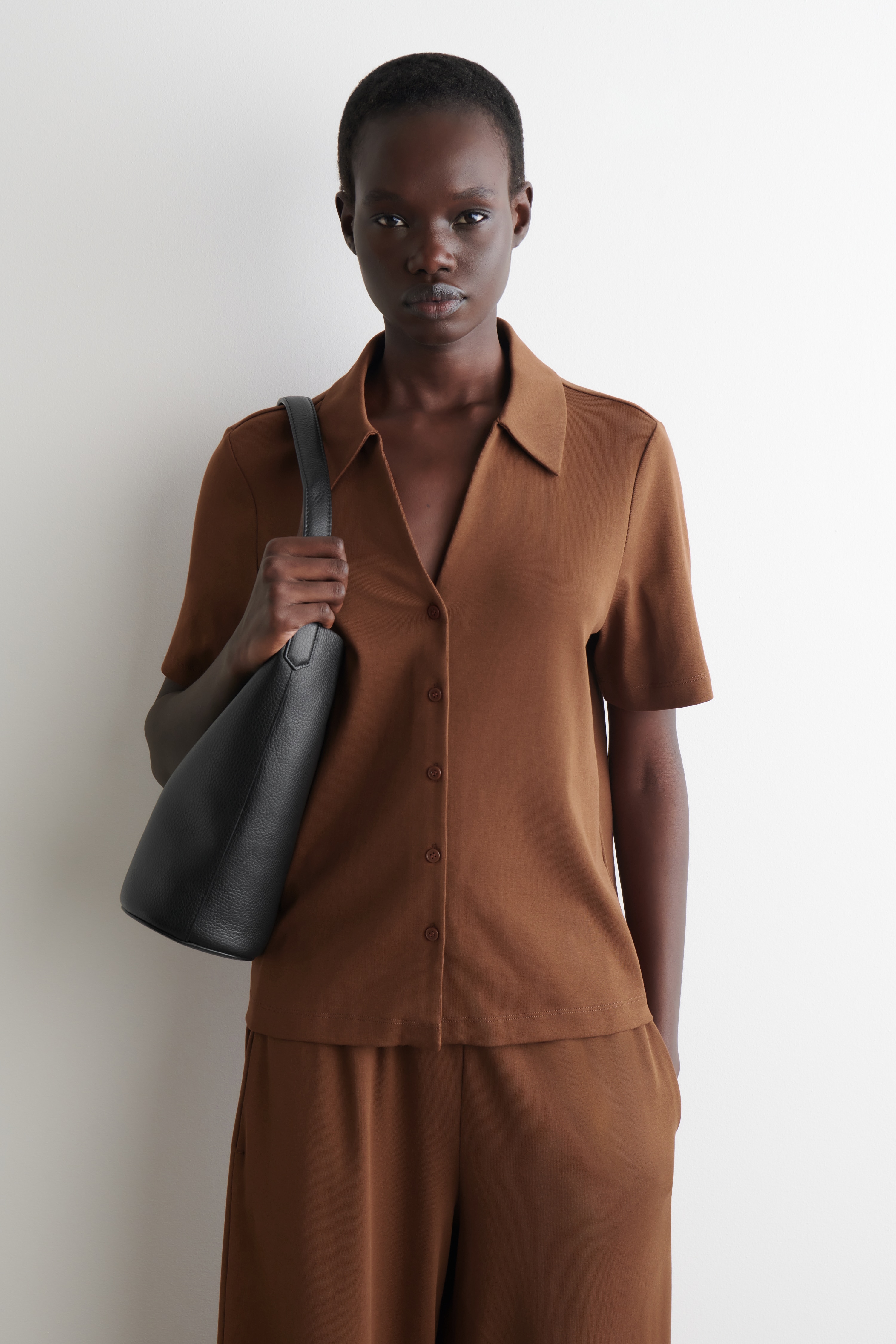 BAWEŁNIANA KOSZULA Z OTWARTYM KOŁNIERZYKIEM - RDZAWY/GRANATOWY