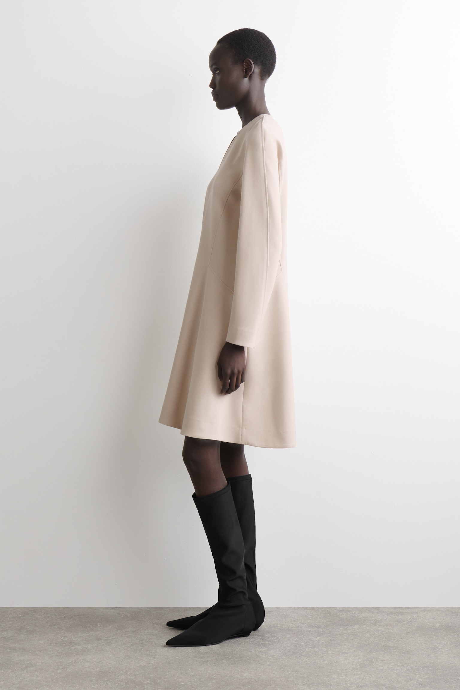 ELEGANTES MINIKLEID MIT V-AUSSCHNITT - BEIGE - 3